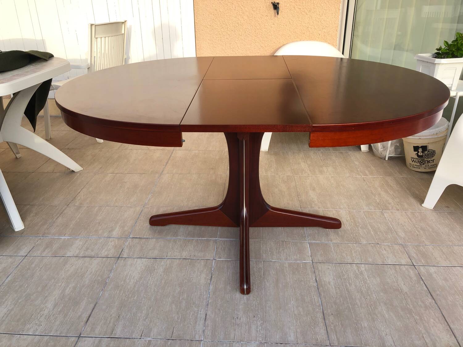 Baumann extendable round table