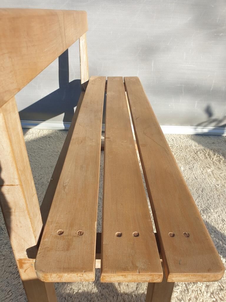 Bureau d'écolier pupitre double et son banc graffitis