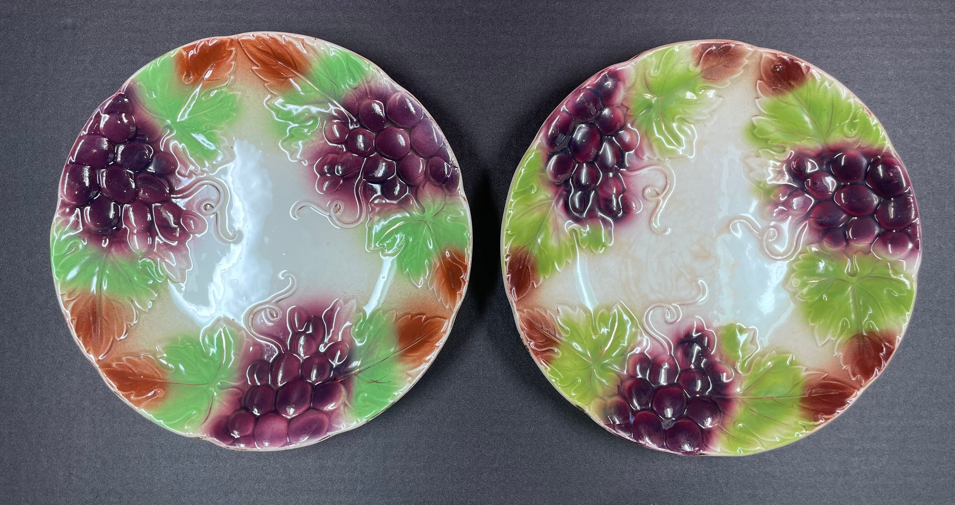 Lot de 2 assiettes anciennes en barbotine