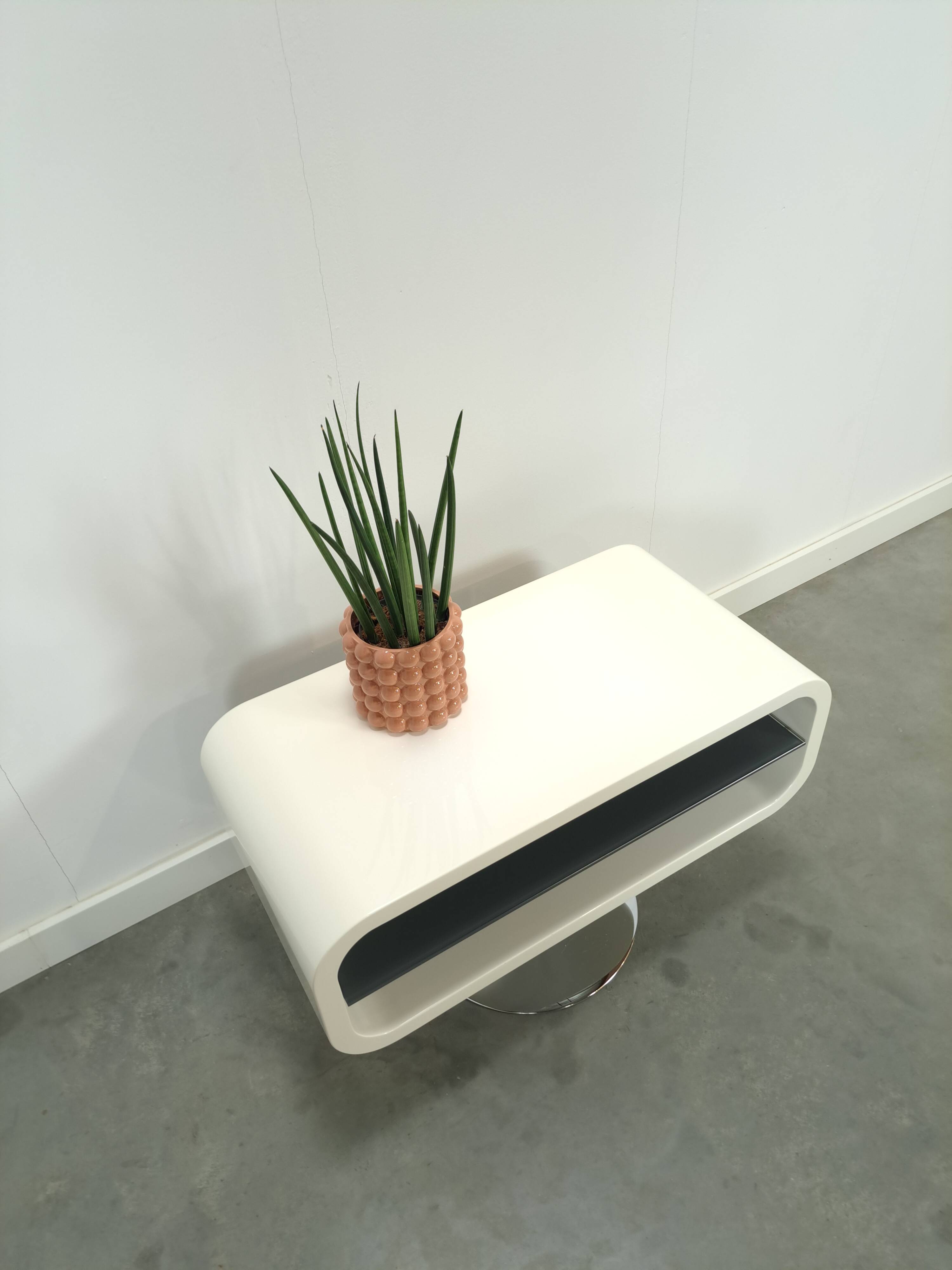 Witte tafel met afgeronde hoeken en glassen blade, tv meubel