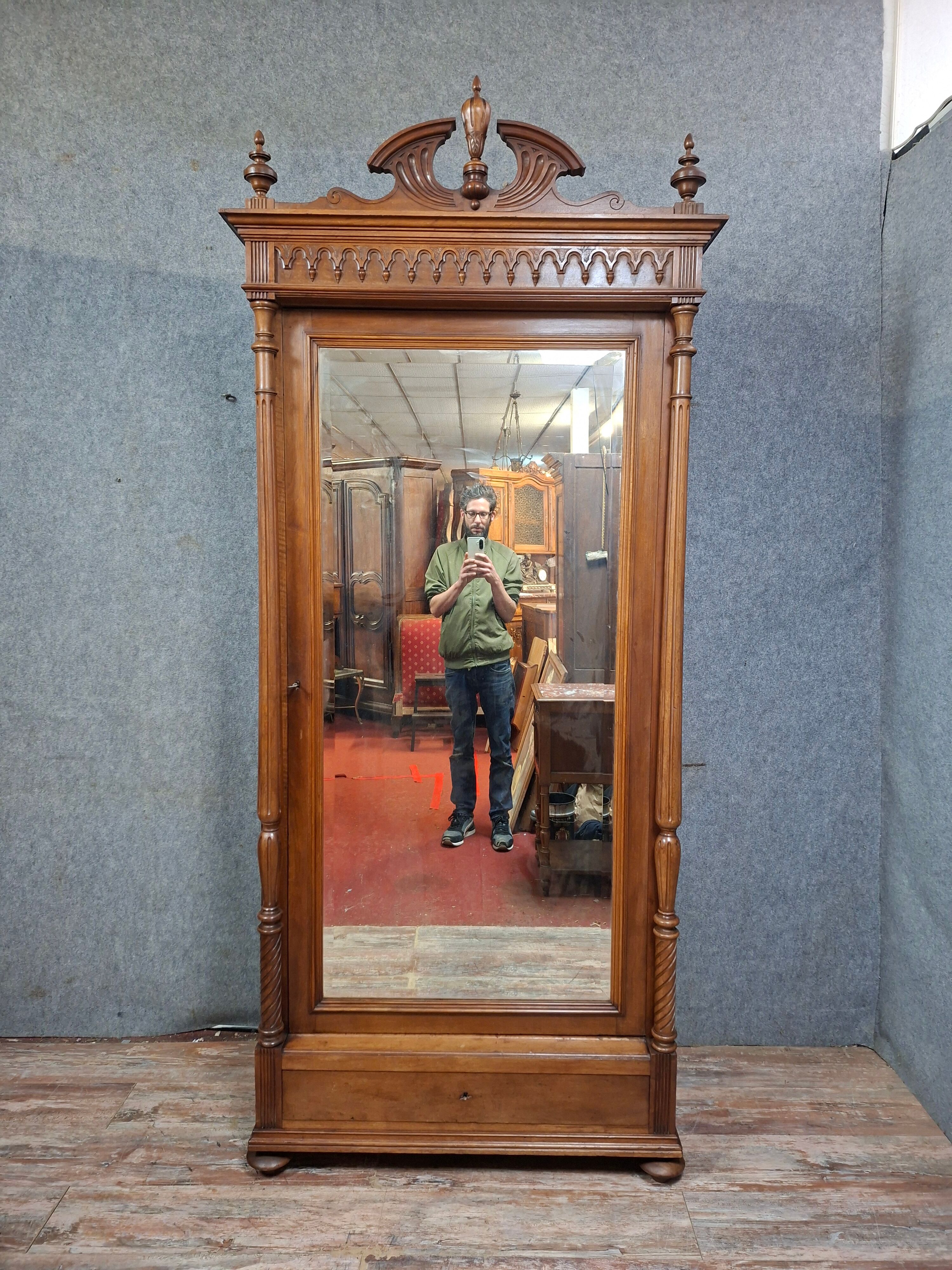 Neo-Gothic mirrored wardrobe in solid walnut – Late 19th century