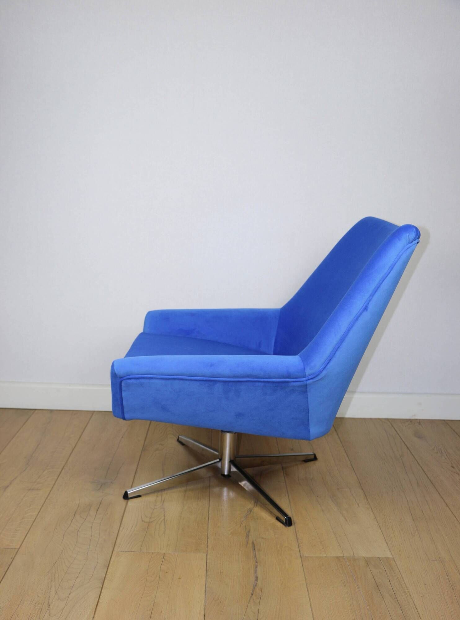 Vintage swivel armchair from DDR blue cornflower velvet from the Jade series