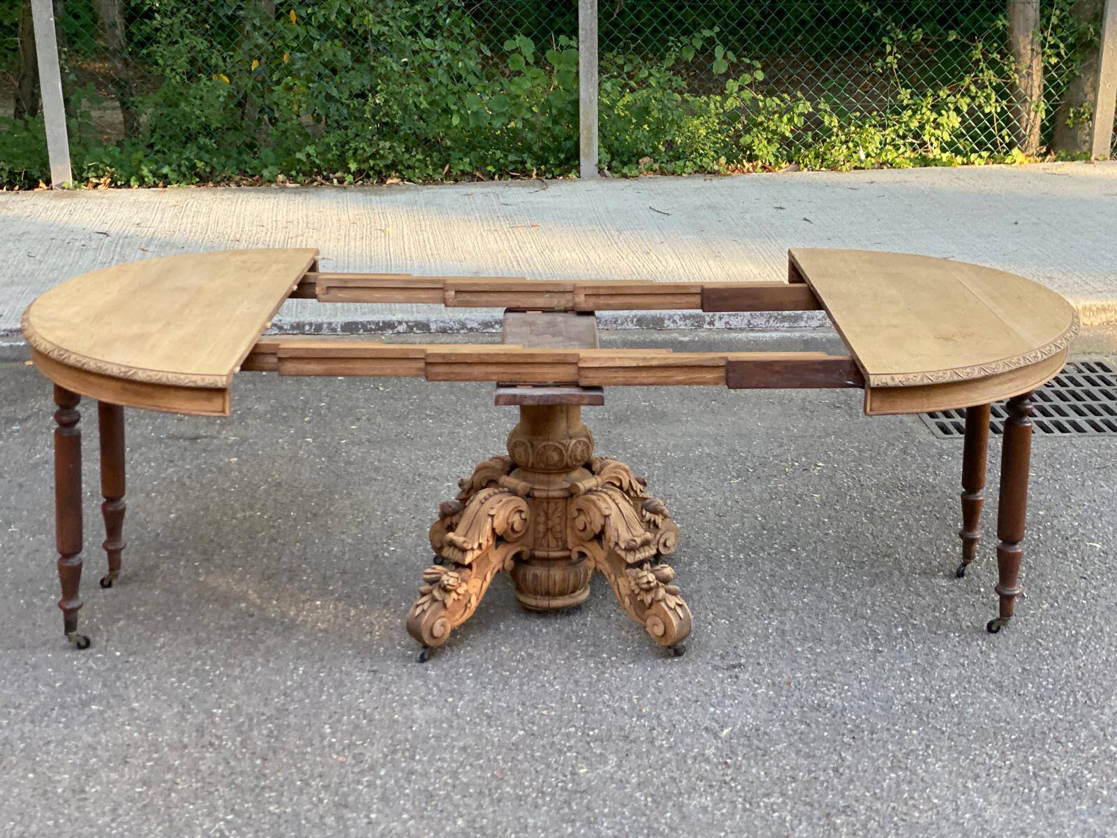 Round extendable dining table Napoleon III renovated in 19th-century oak.