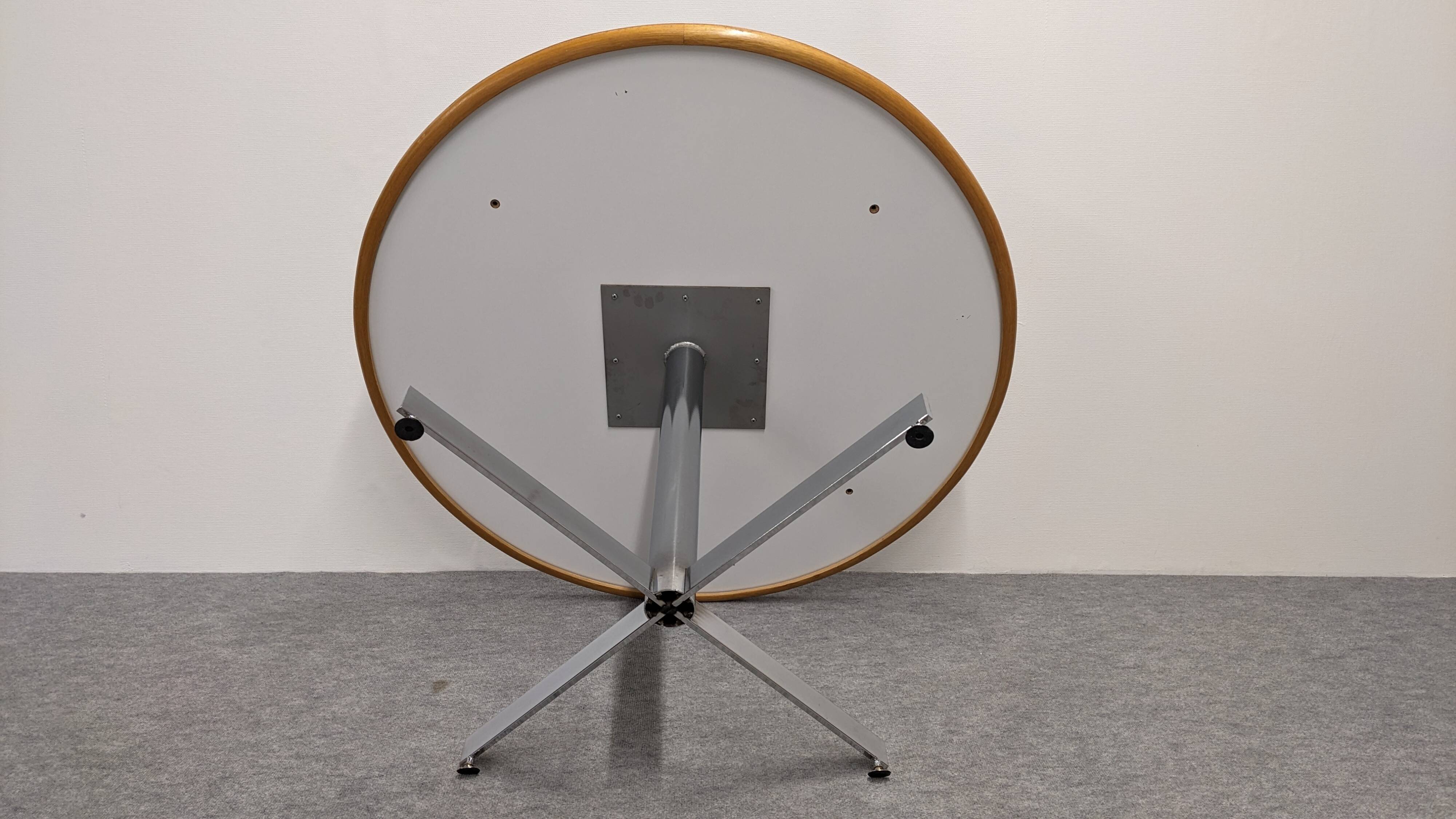 Round dining table