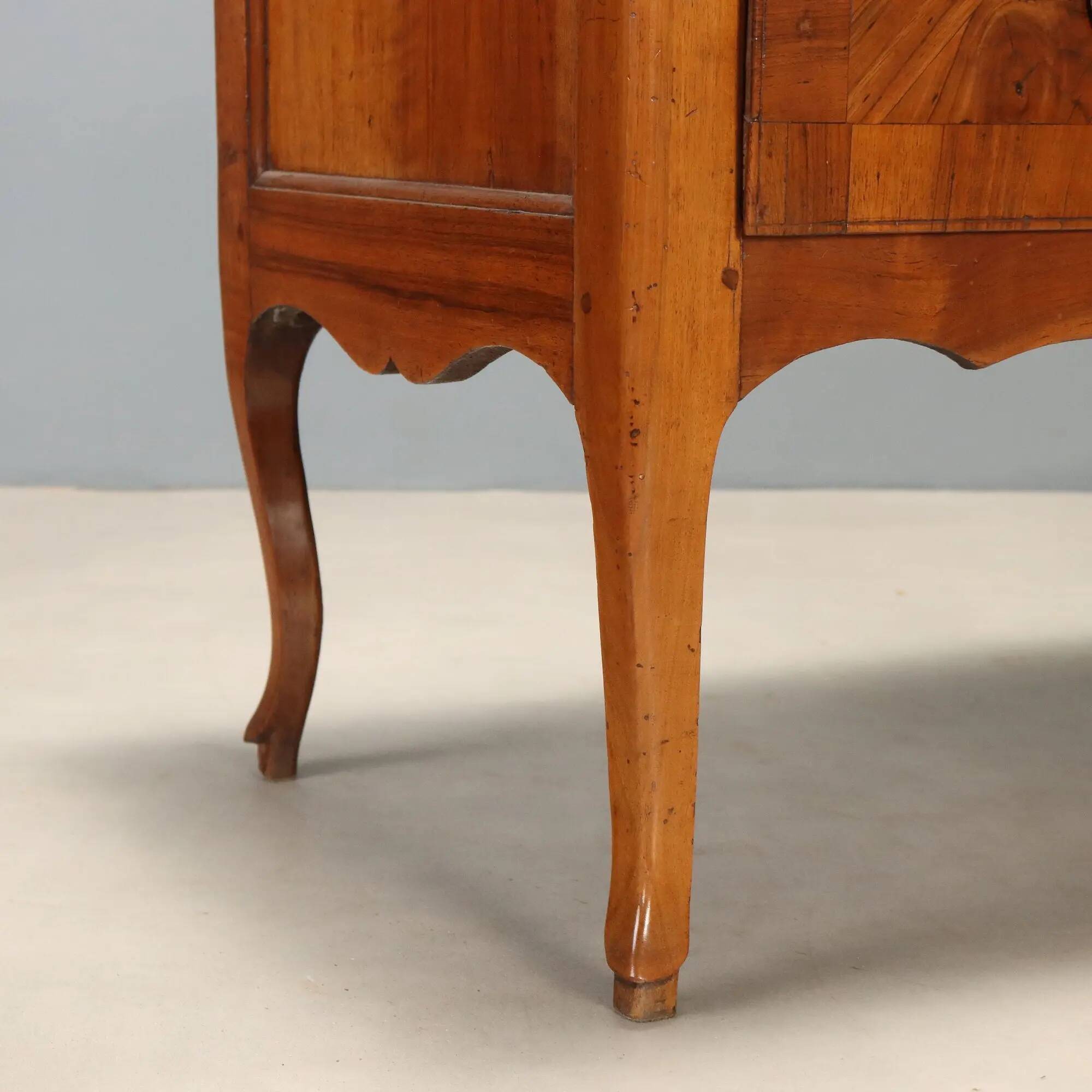 Antique baroque commode in walnut and bronze, Italy, 18th century.