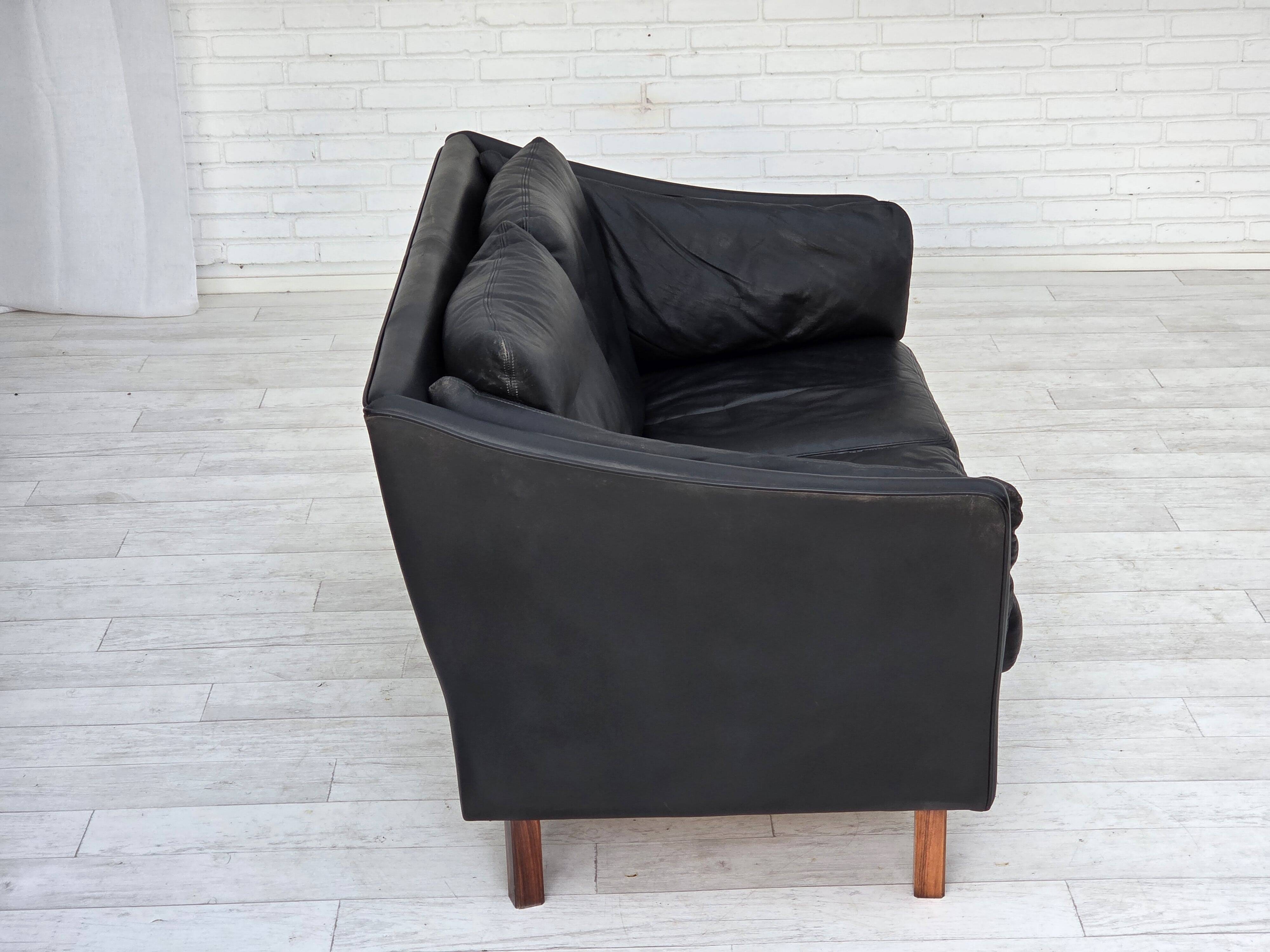 Canapé danois 2 places des années 1970, cuir d'ameublement noir d'origine, bois de teck.