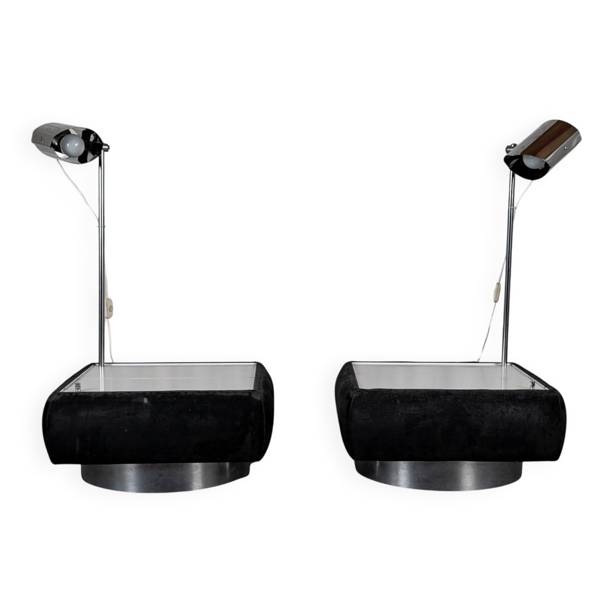 Set of 2 side tables with integrated lamp.