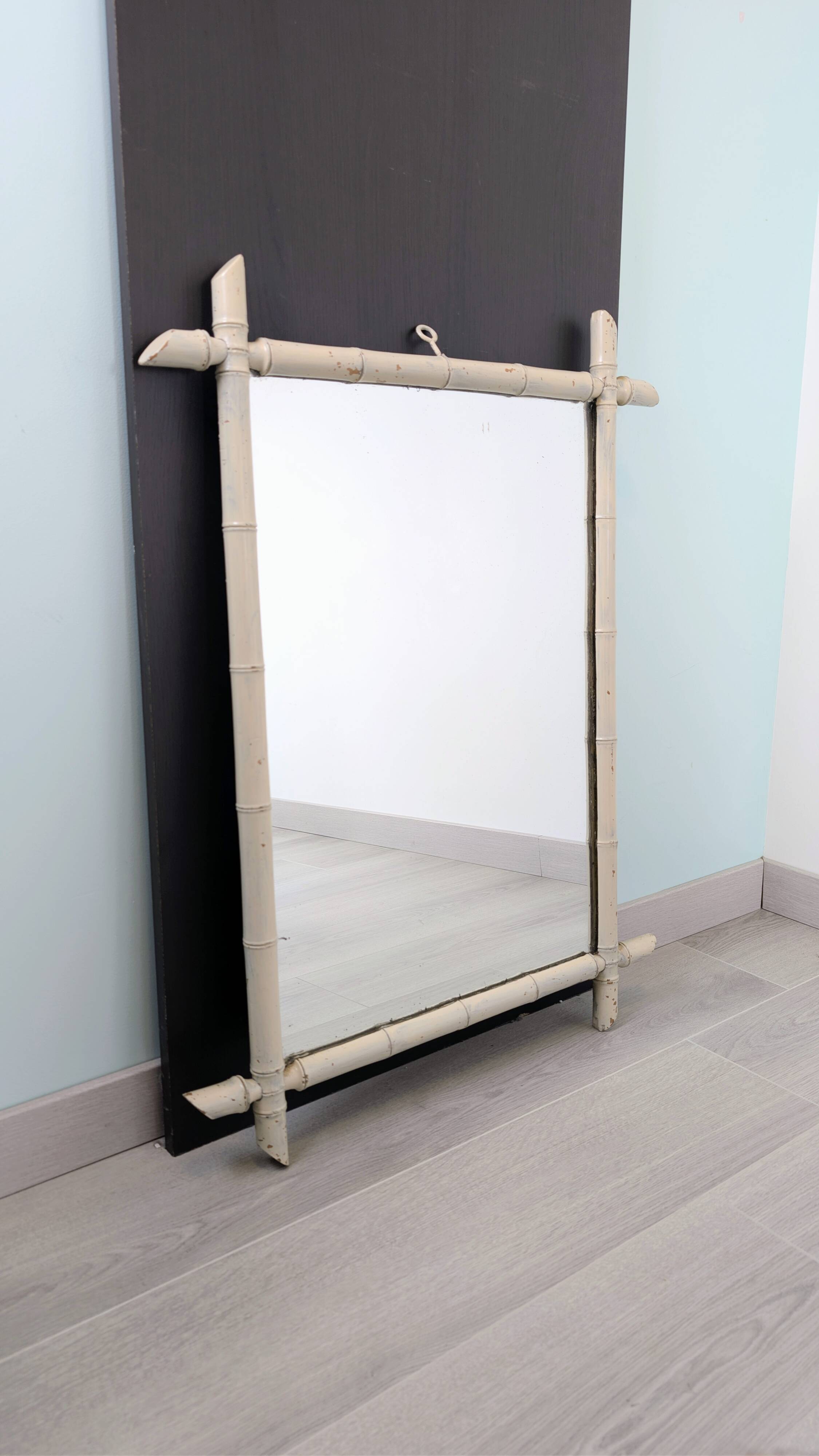 Vintage mirror with a bamboo spirit painted white – Graphic elegance and exoticism