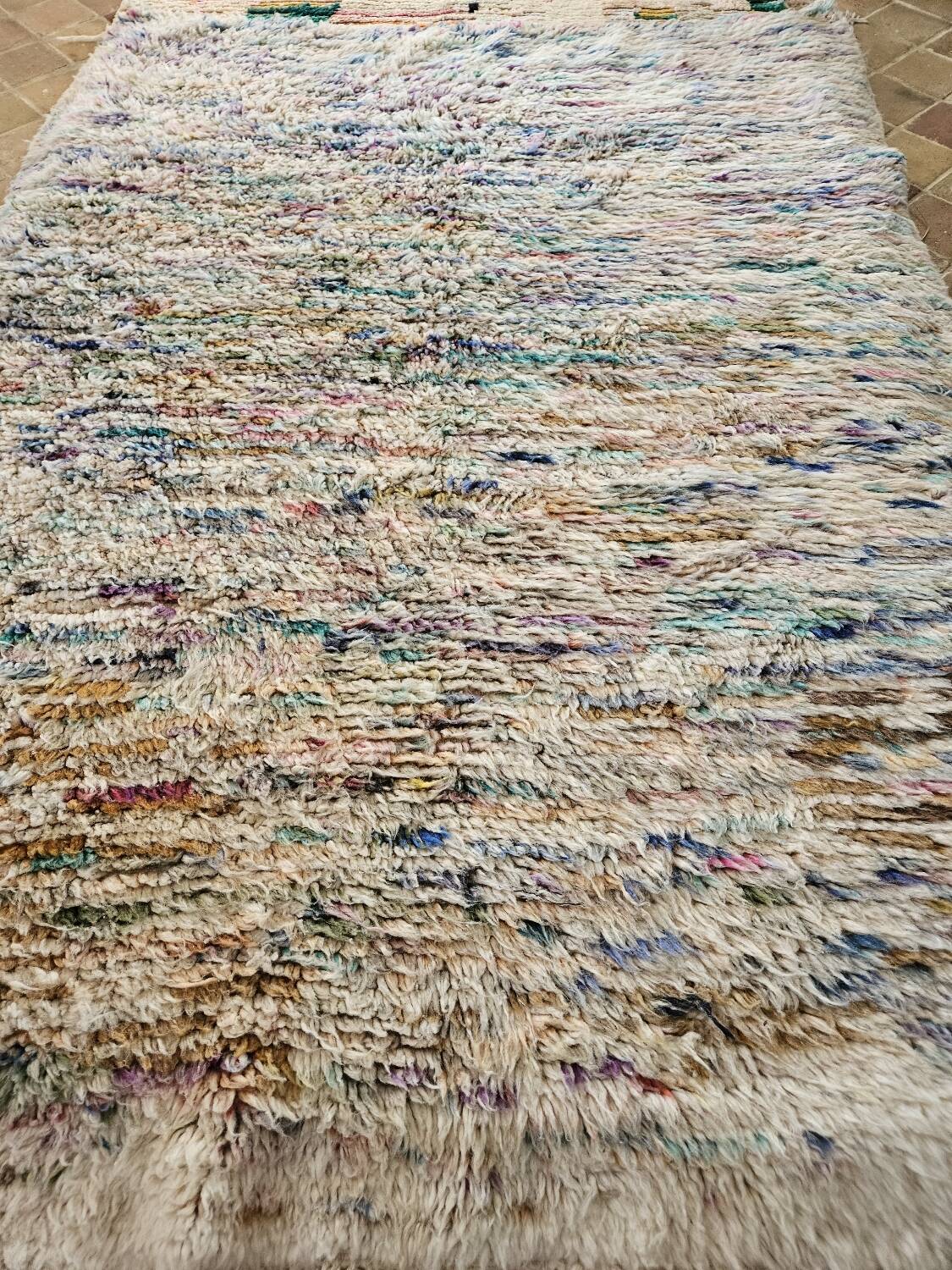 Berber boujaad rug in rustic wool 250 x 185 cm light mottled