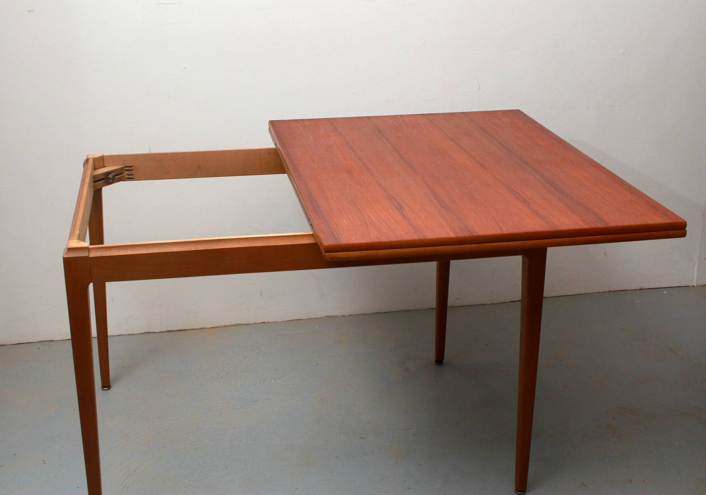 1960s extendible dining table in teakwood