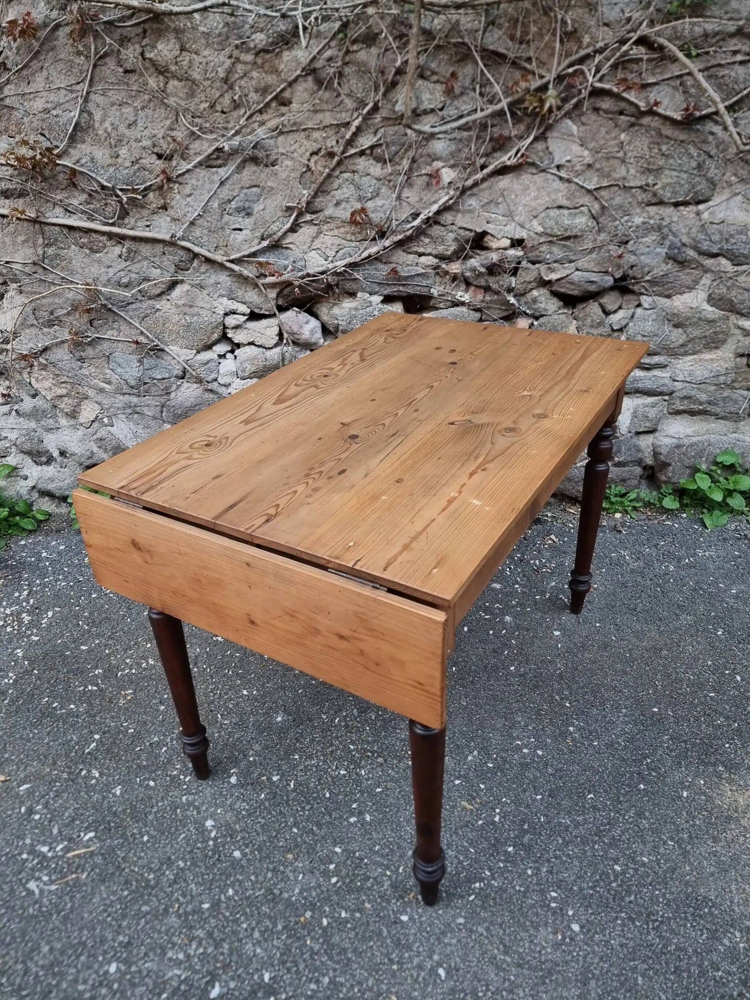 Vintage pine table with drop-leaf extension and turned beech legs, France, 1930s.