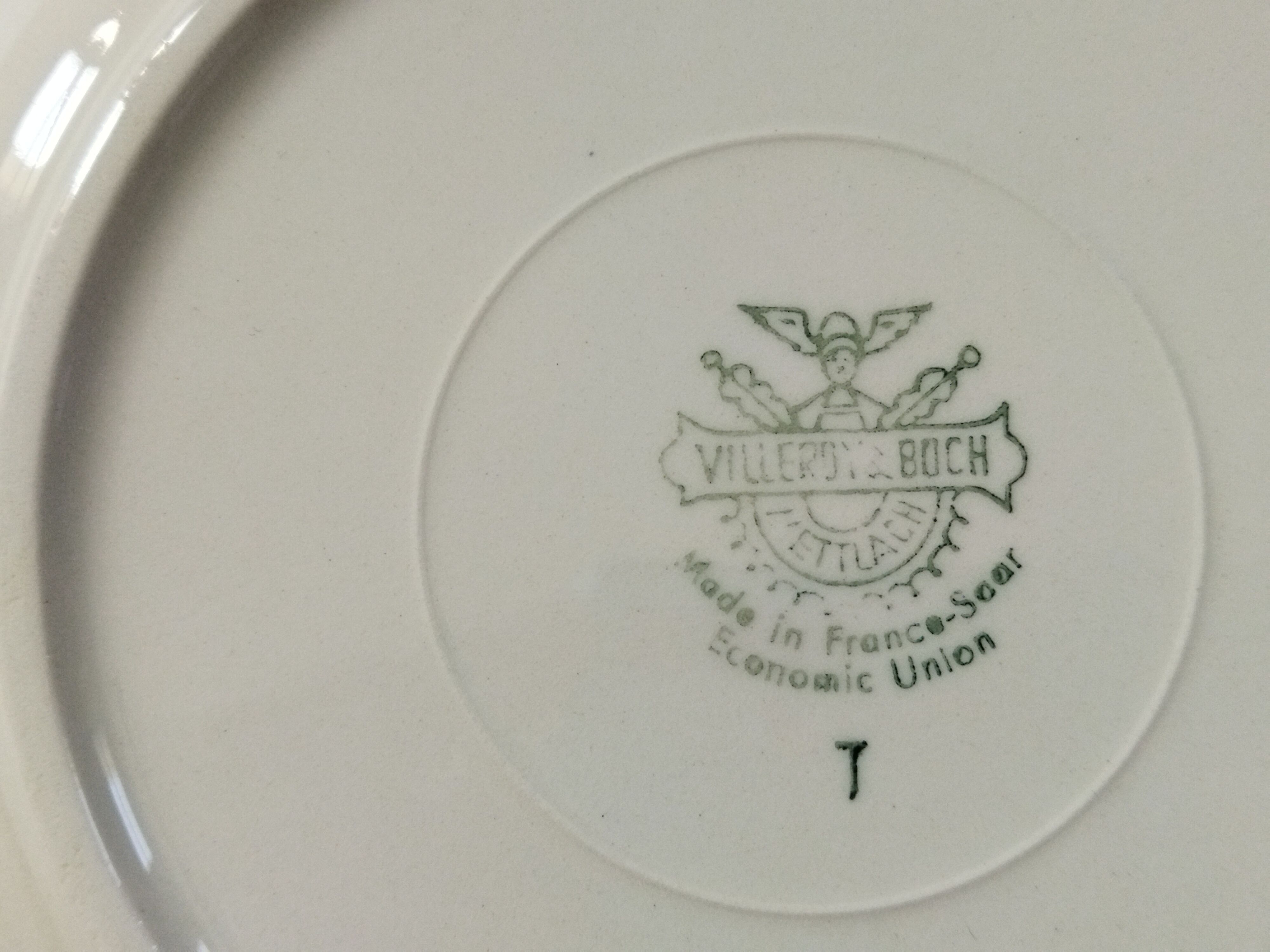 6 Villeroy & Boch Mettlach ivory and gold dessert plates