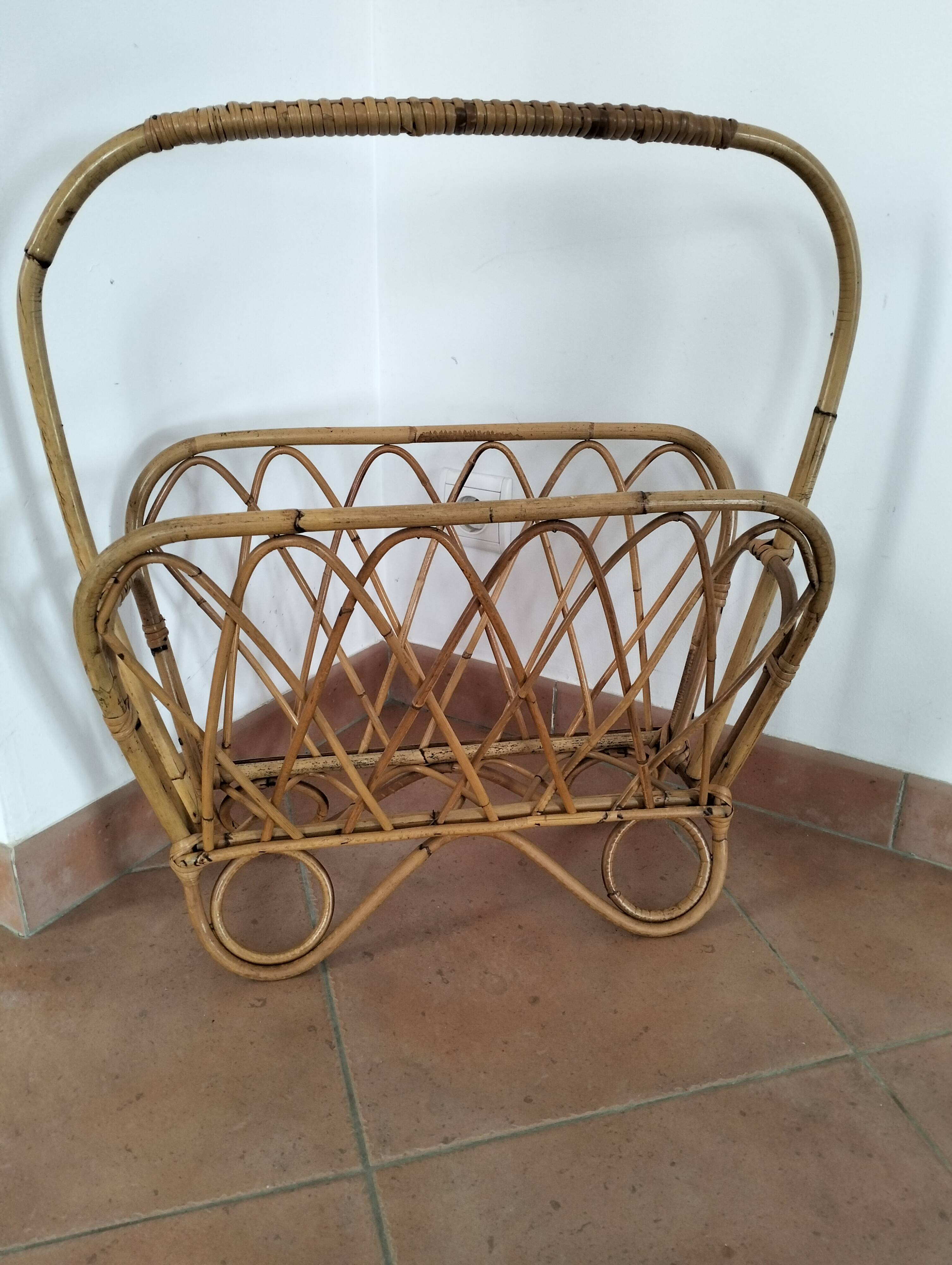 Porte-revues en rotin