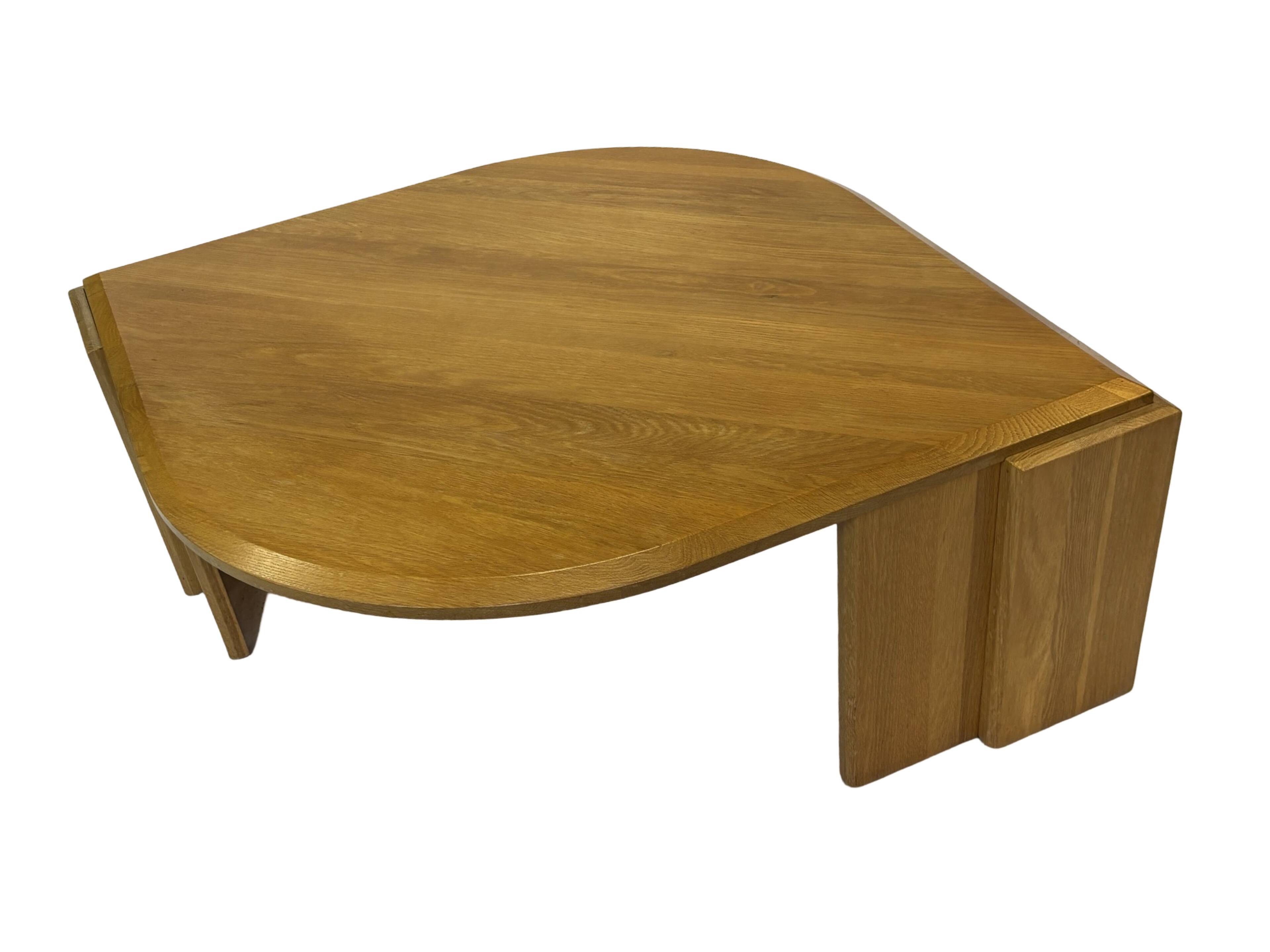 Table basse vintage en forme de larme wabi sabi brutaliste en chêne massif