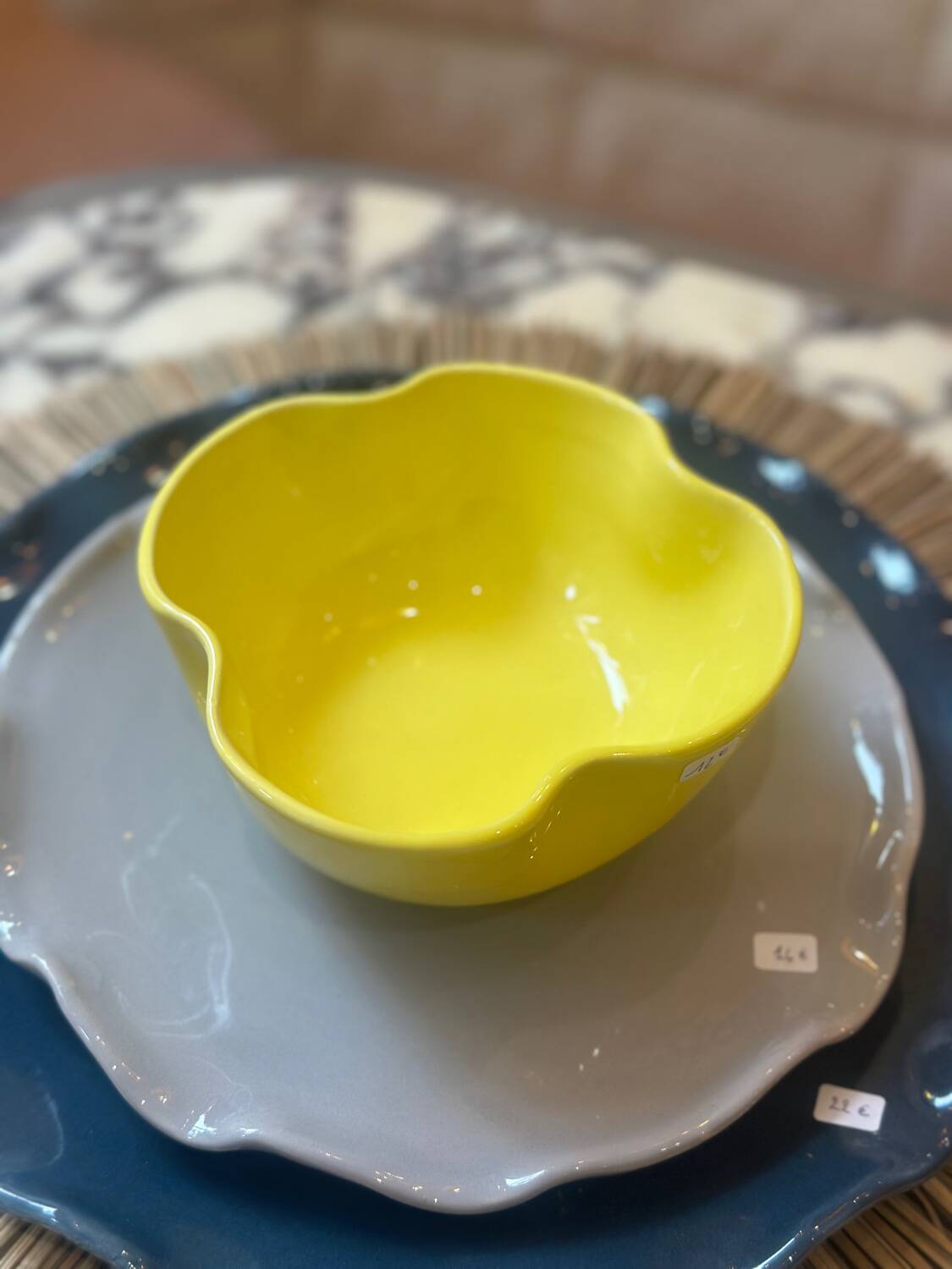 Bol céramique émaillée artisanal fleur trèfle pop jaune citron