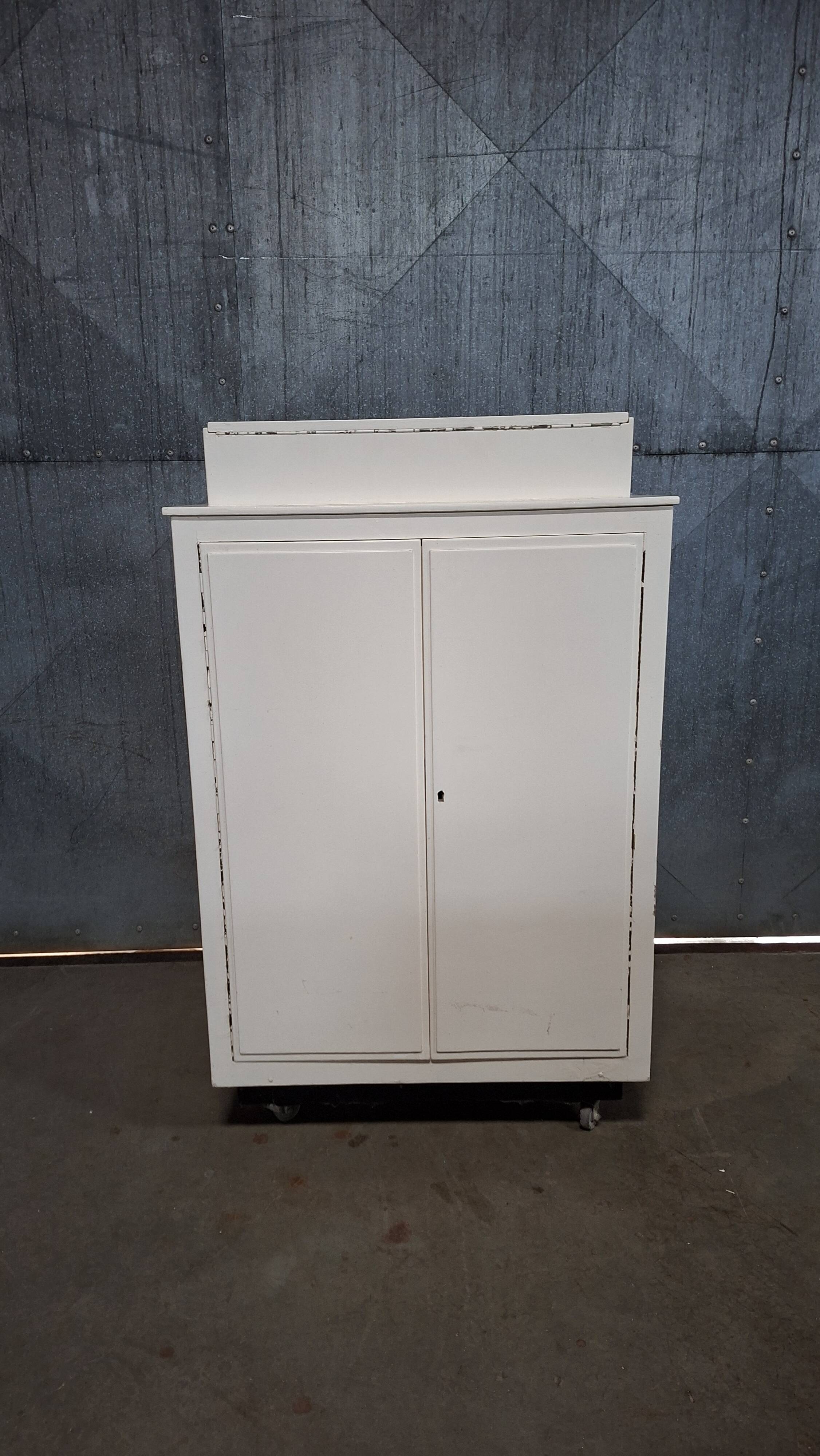 Meuble dentiste sur roulettes / meuble médical / commode à tiroirs