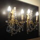 Paire d’appliques deux feux en bronze avec pampilles et guirlandes en cristal – Style Louis XV