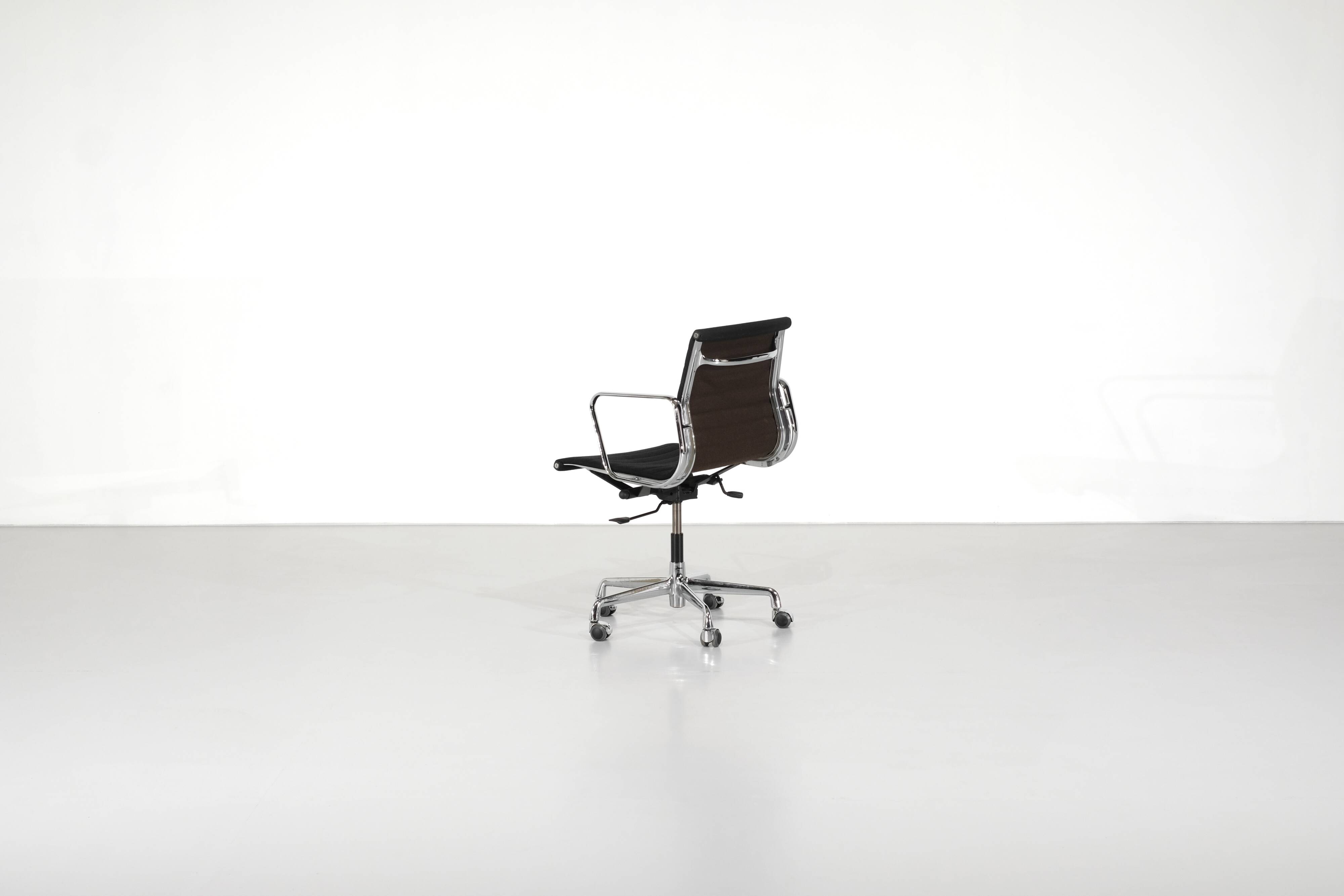 Office chair "EA 117" Charles Ray Eames for ICF USA 1969.