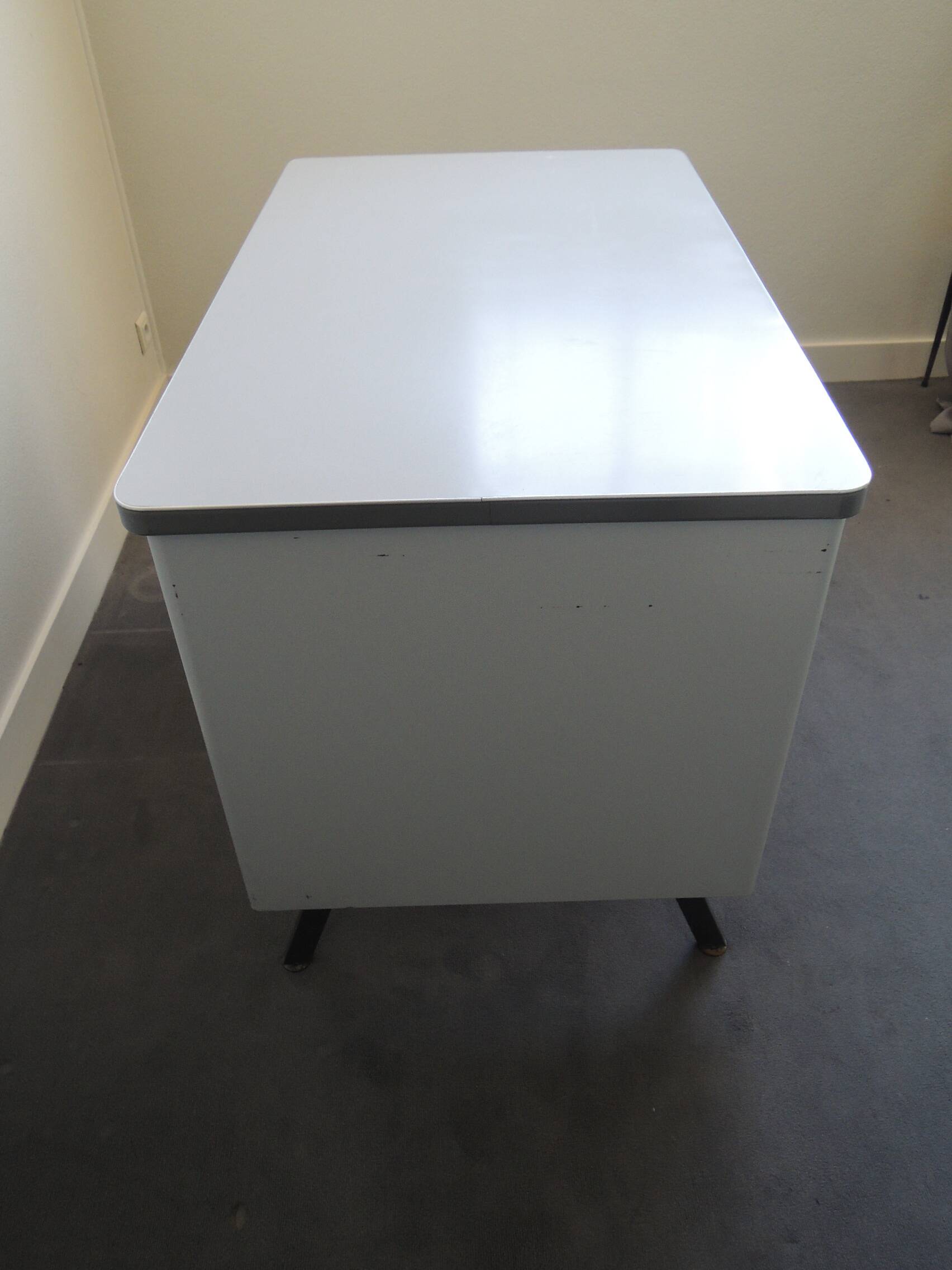 Bureau métallique