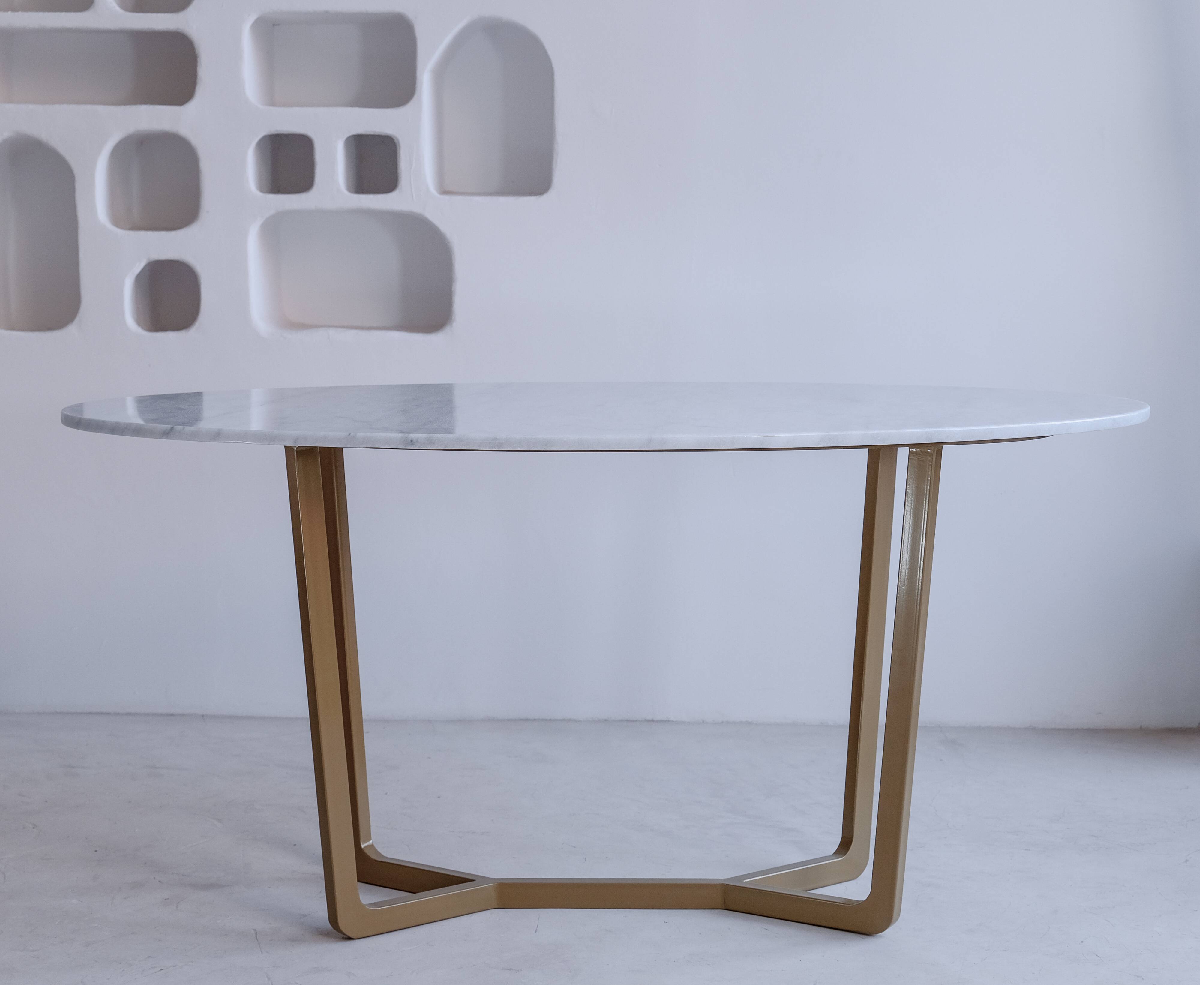 Oval dining table in white Ibiza marble