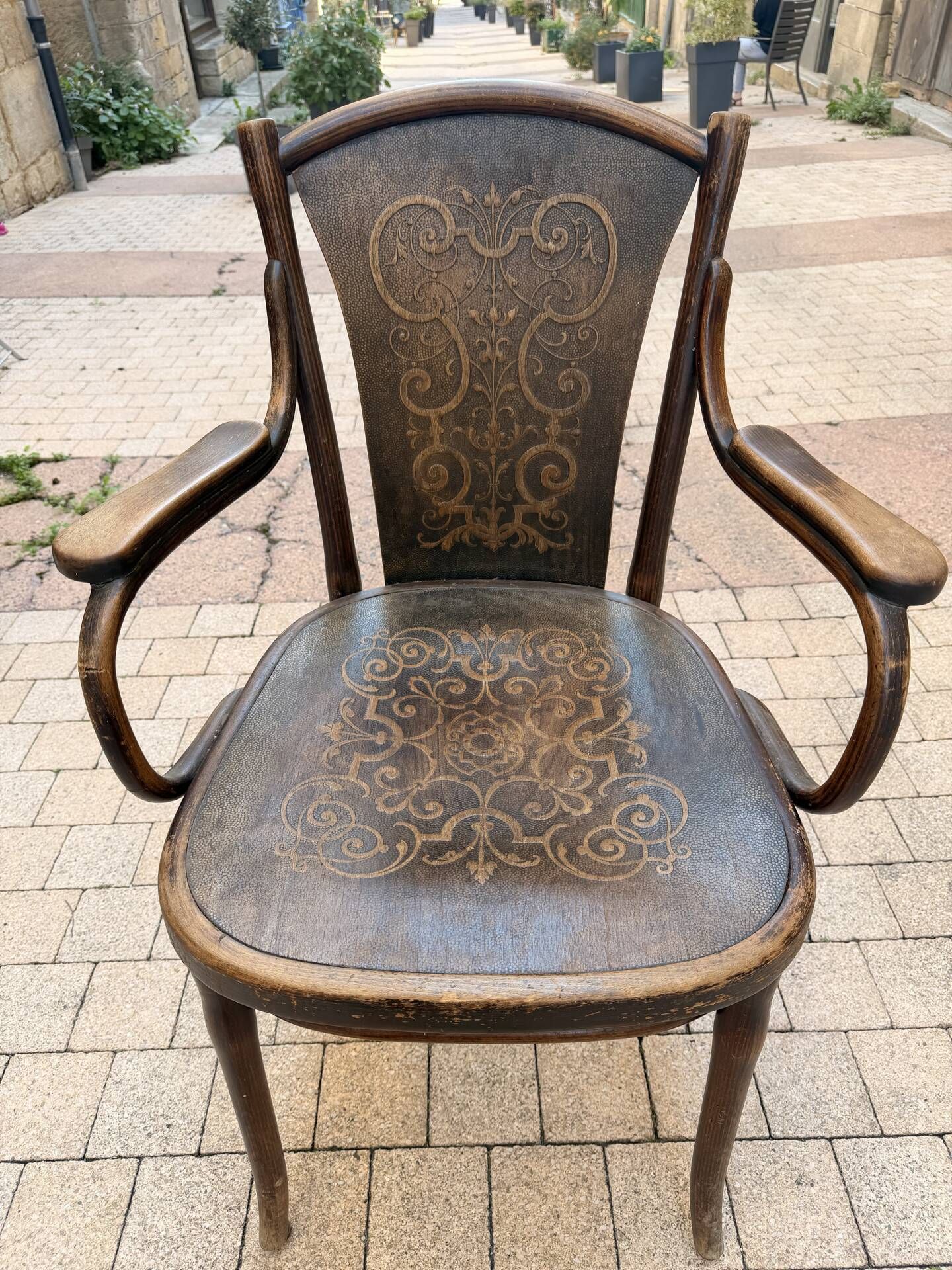 Fauteuil Thonet ancien, assise et dossier en bois pressé Art Nouveau