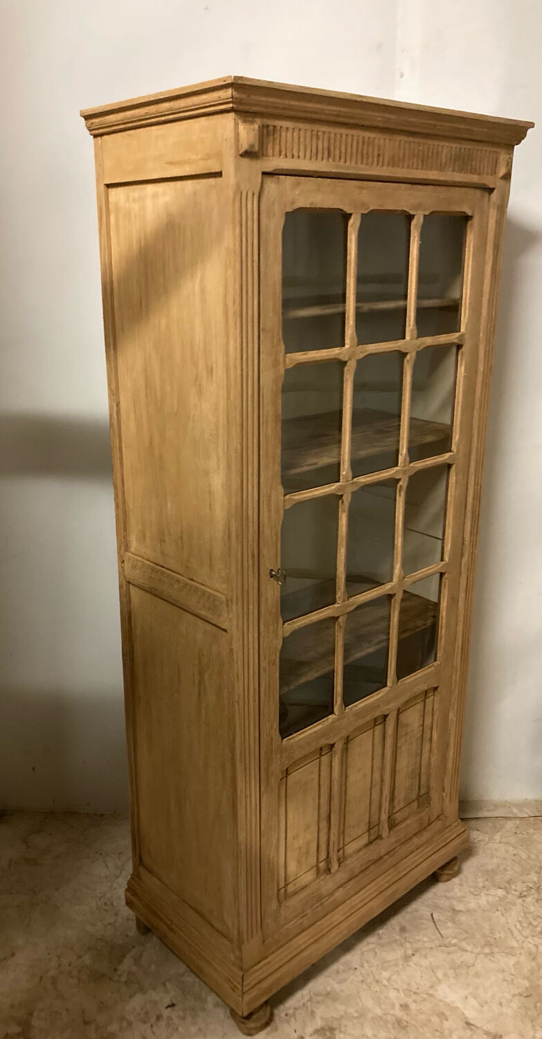 Armoire vitrine parisienne