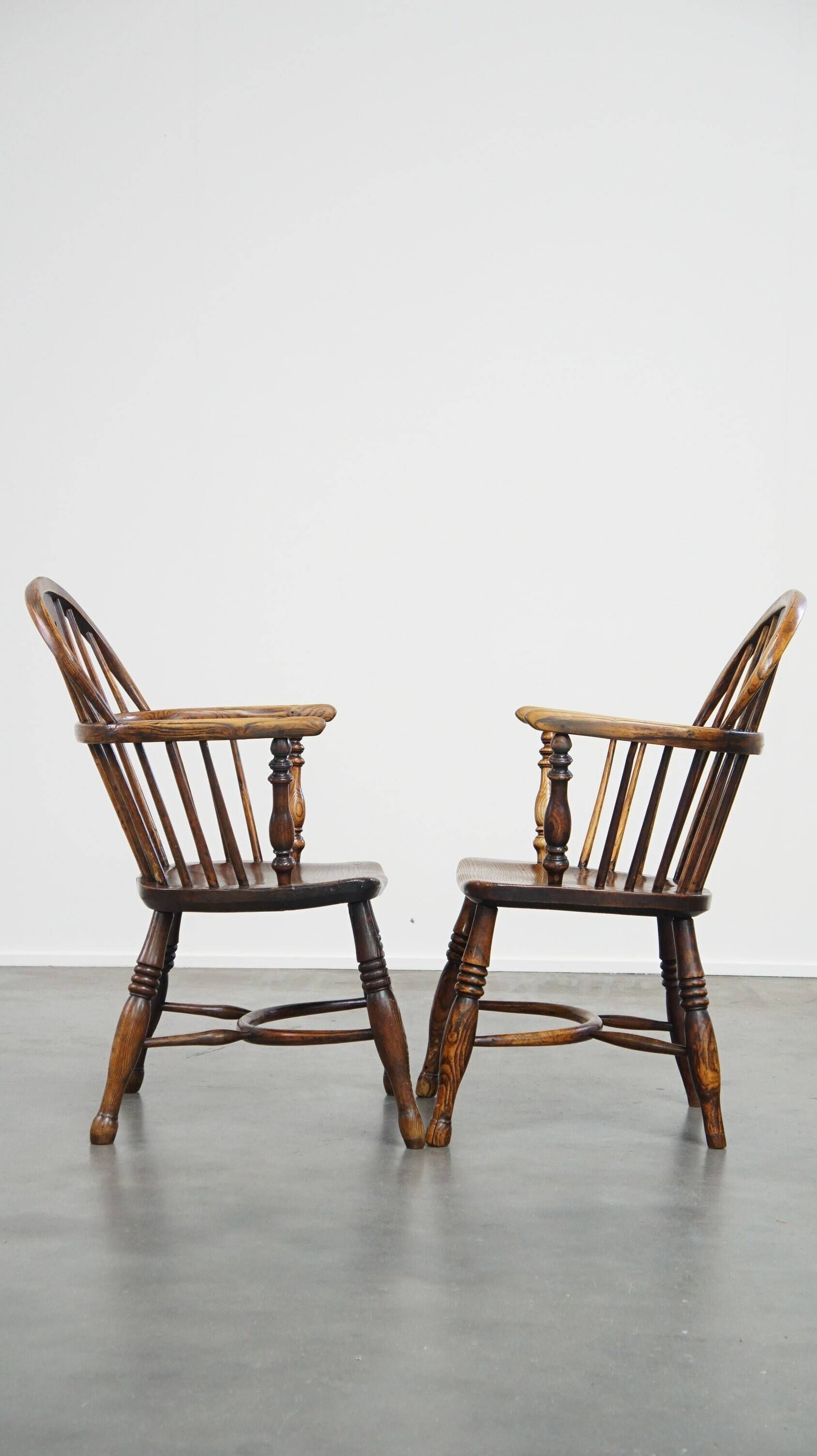 Set of 2 beautiful antique 18th-century English lowback Windsor dining chairs
