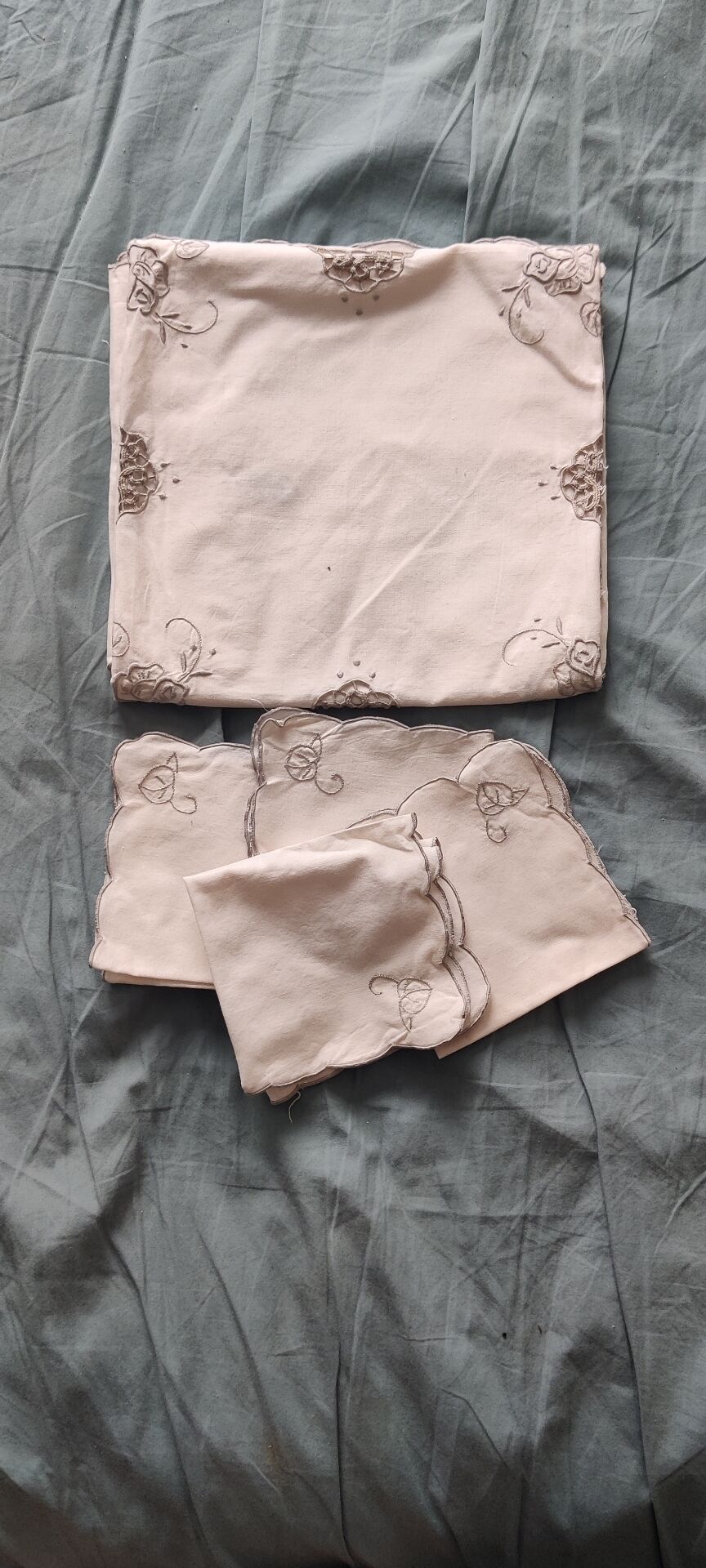 Embroidered tablecloth and its 4 napkins
