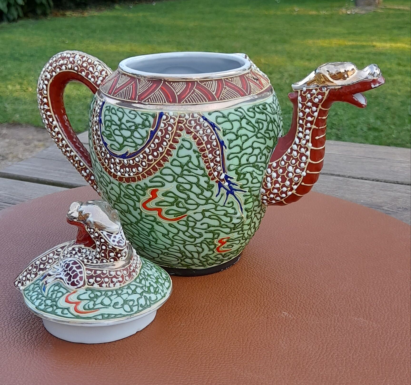 Ensemble à thé en porcelaine Japon au décor peint main dragon en relief, type Kutomi