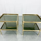 Paire de tables d'appoint ou de chevet en laiton et verre fumé, années 1970