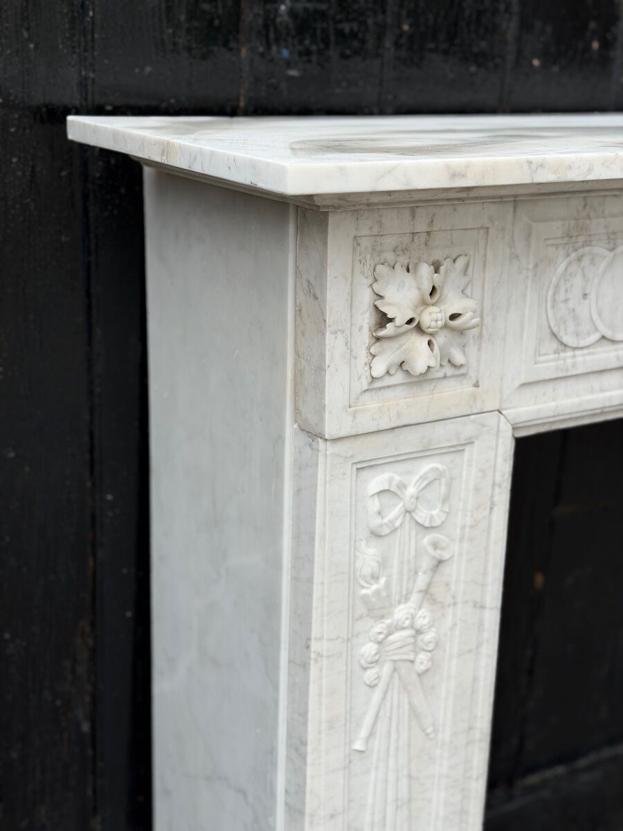Louis XVI fireplace in Carrara marble, 18th century
