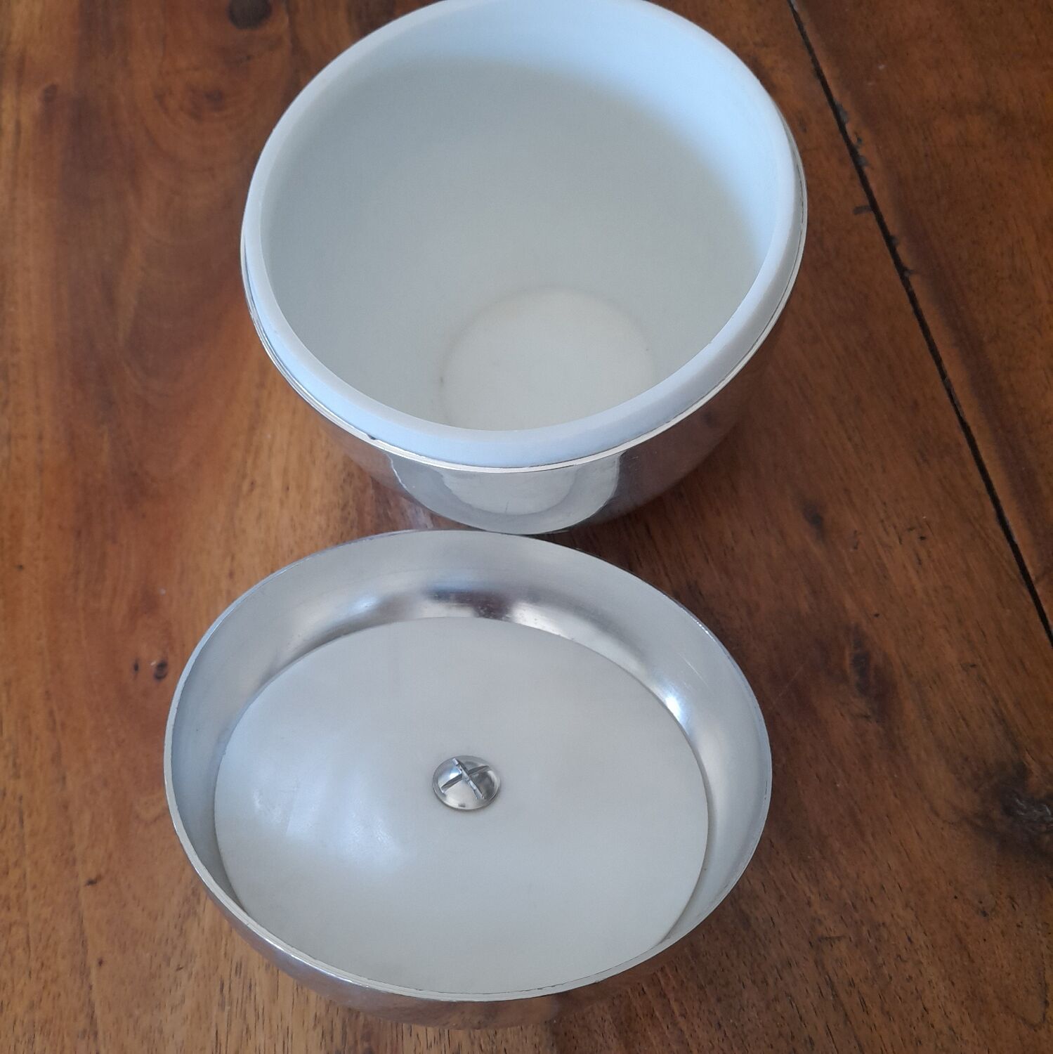 Apple 70s aluminum plastic ice cube tray