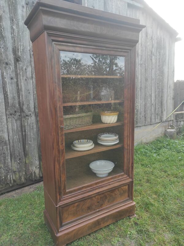 Armoire parisienne vitrée.