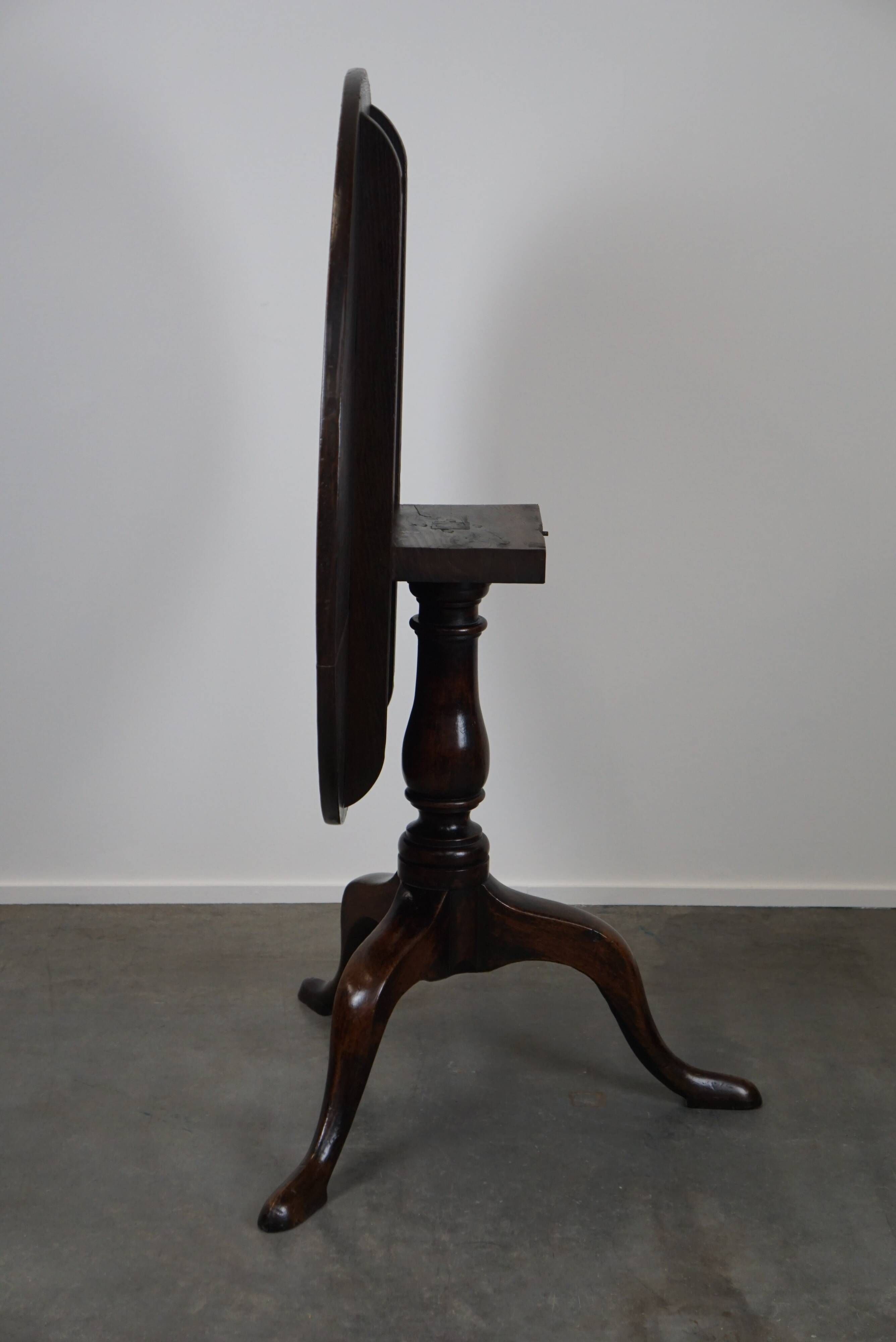Round antique English oak tilt-top table with wonderful colors