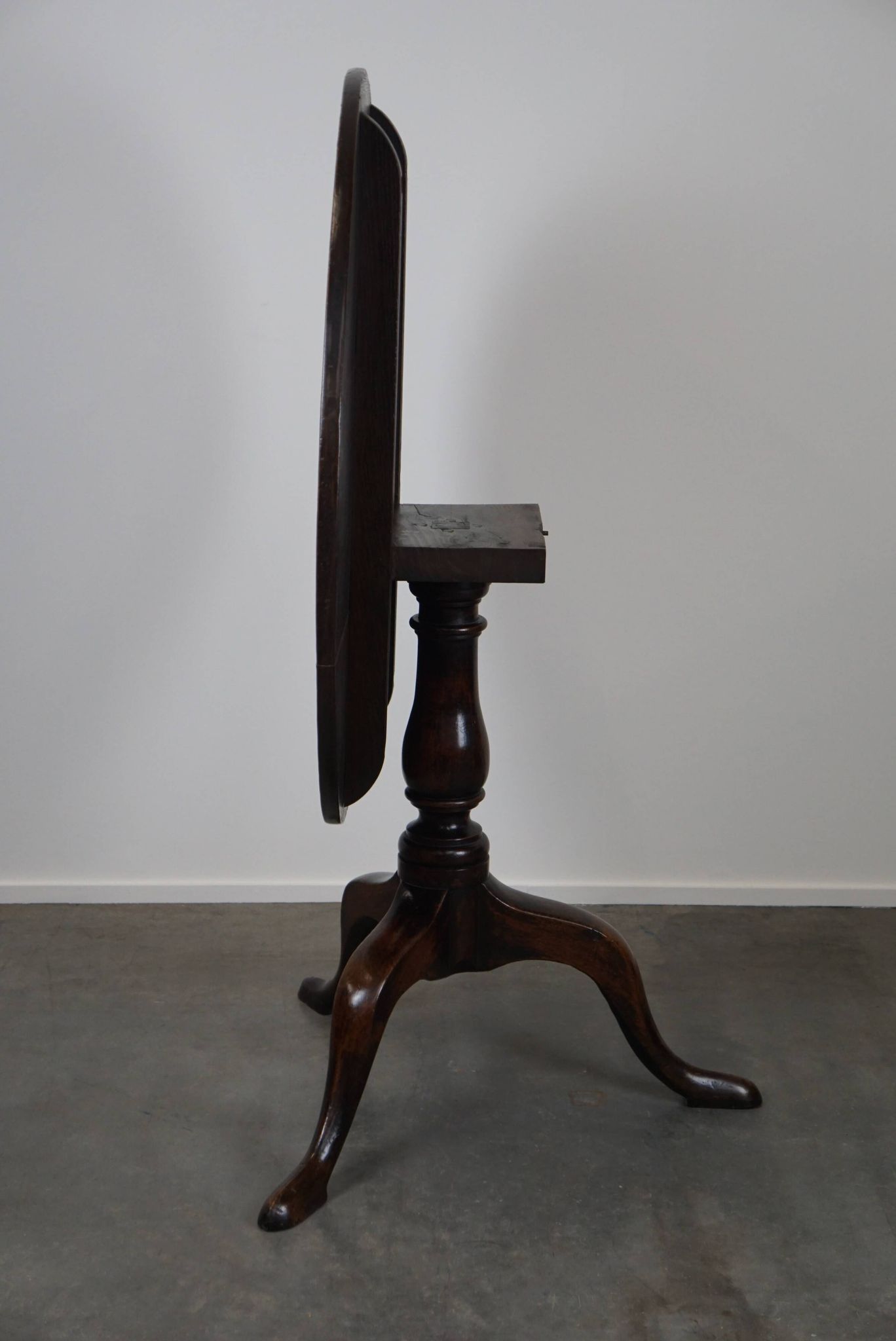 Round antique English oak tilt-top table with wonderful colors