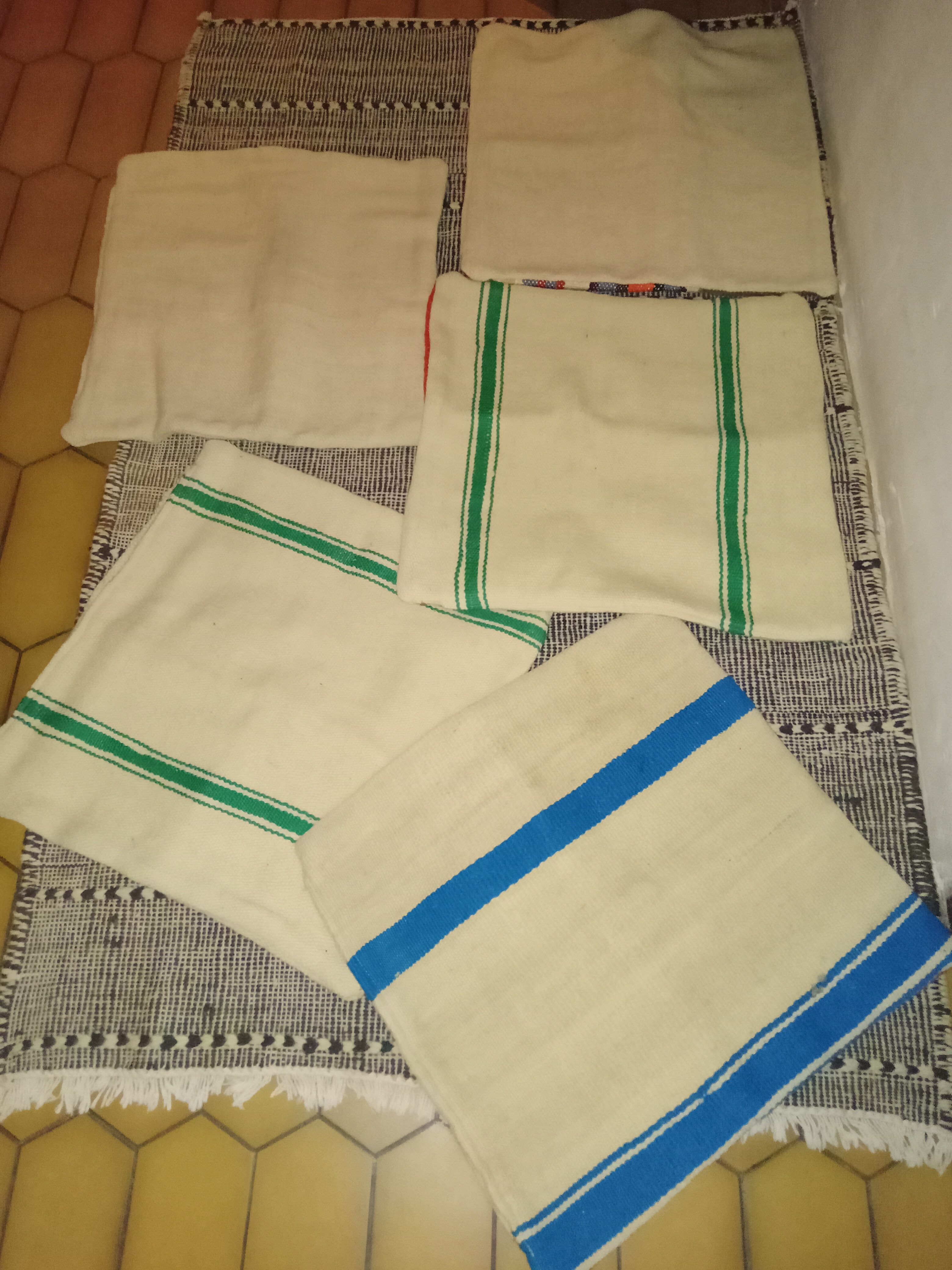 Ensemble de cinq coussins en laine