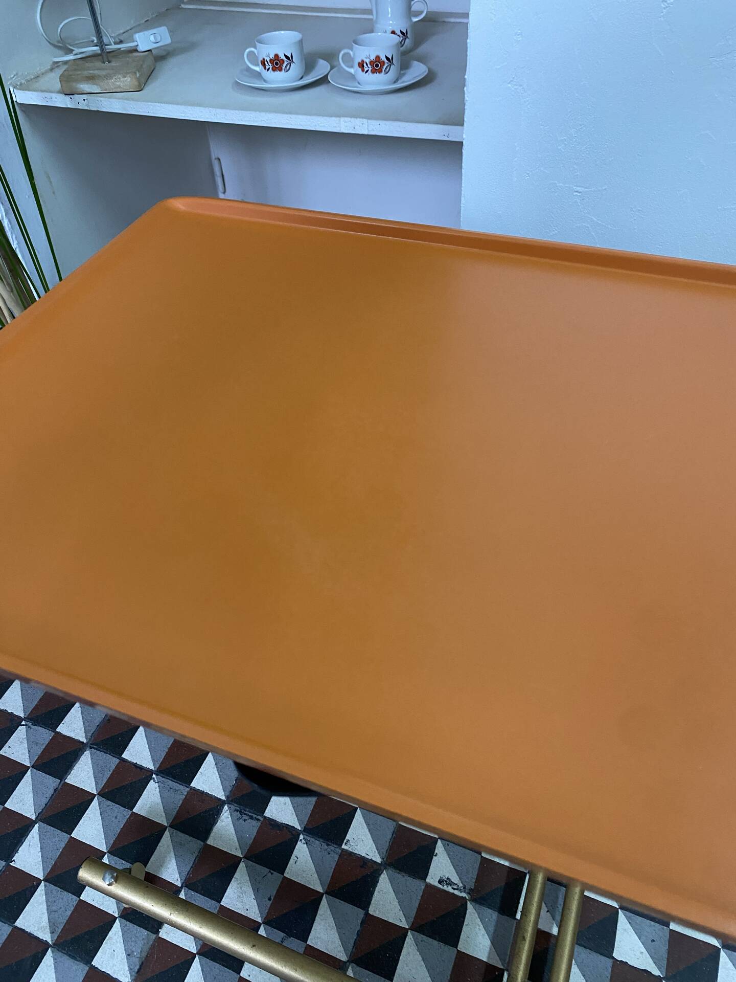 Table d’appoint vintage Werzalit – années 60/70 – plateau orange