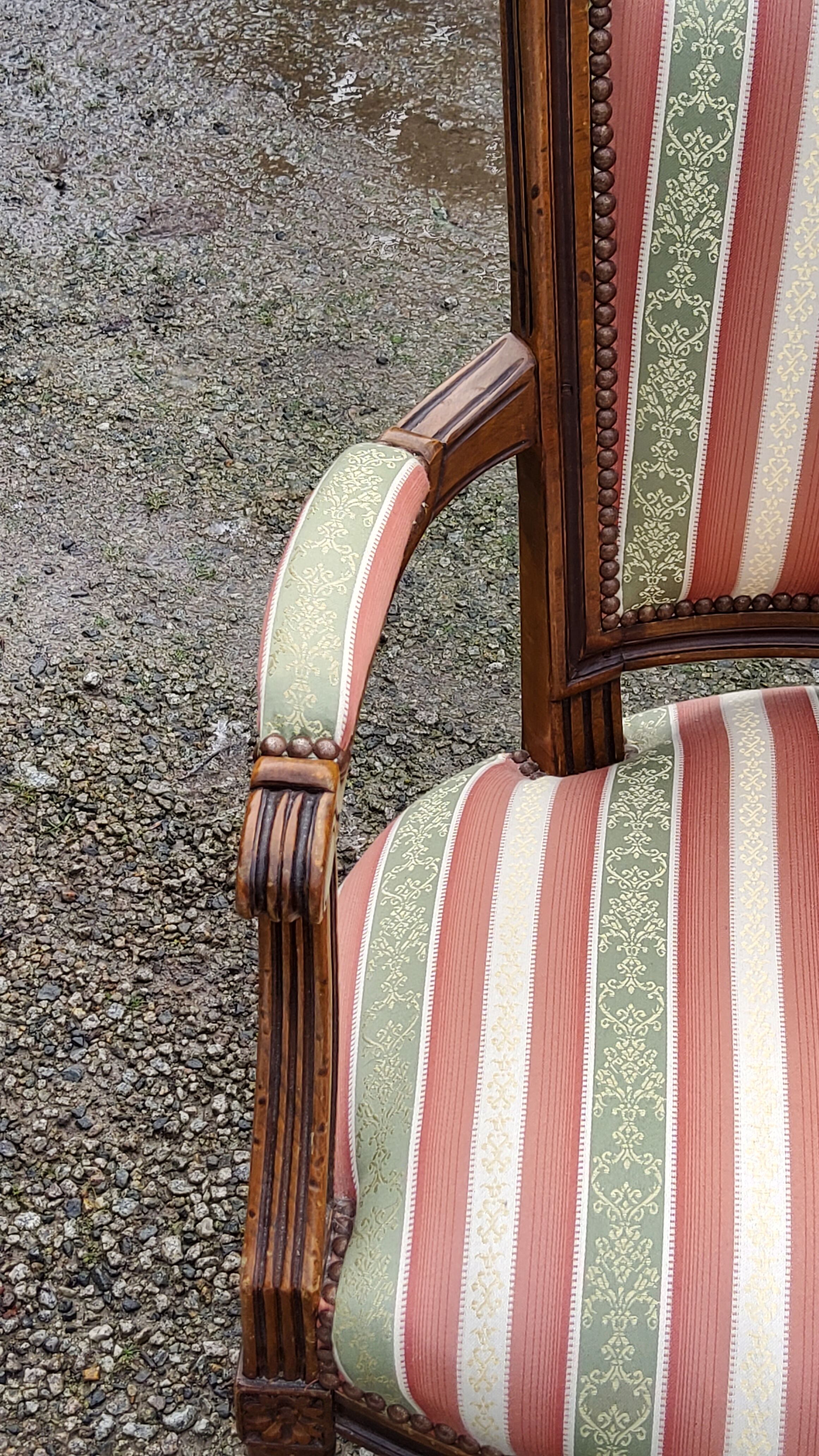 Paire de fauteuils cabriolets de style Louis XVI