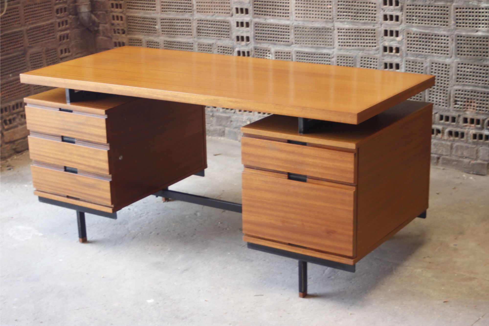 Mahogany veneer desk by Pierre Guariche for Minvielle, 1950s