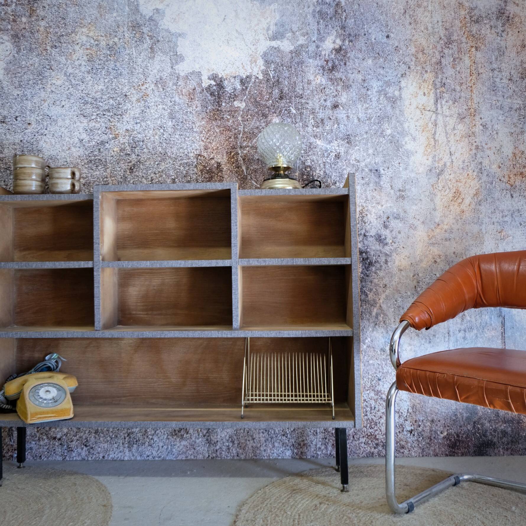 Asymmetrical shelf with lockers on feet