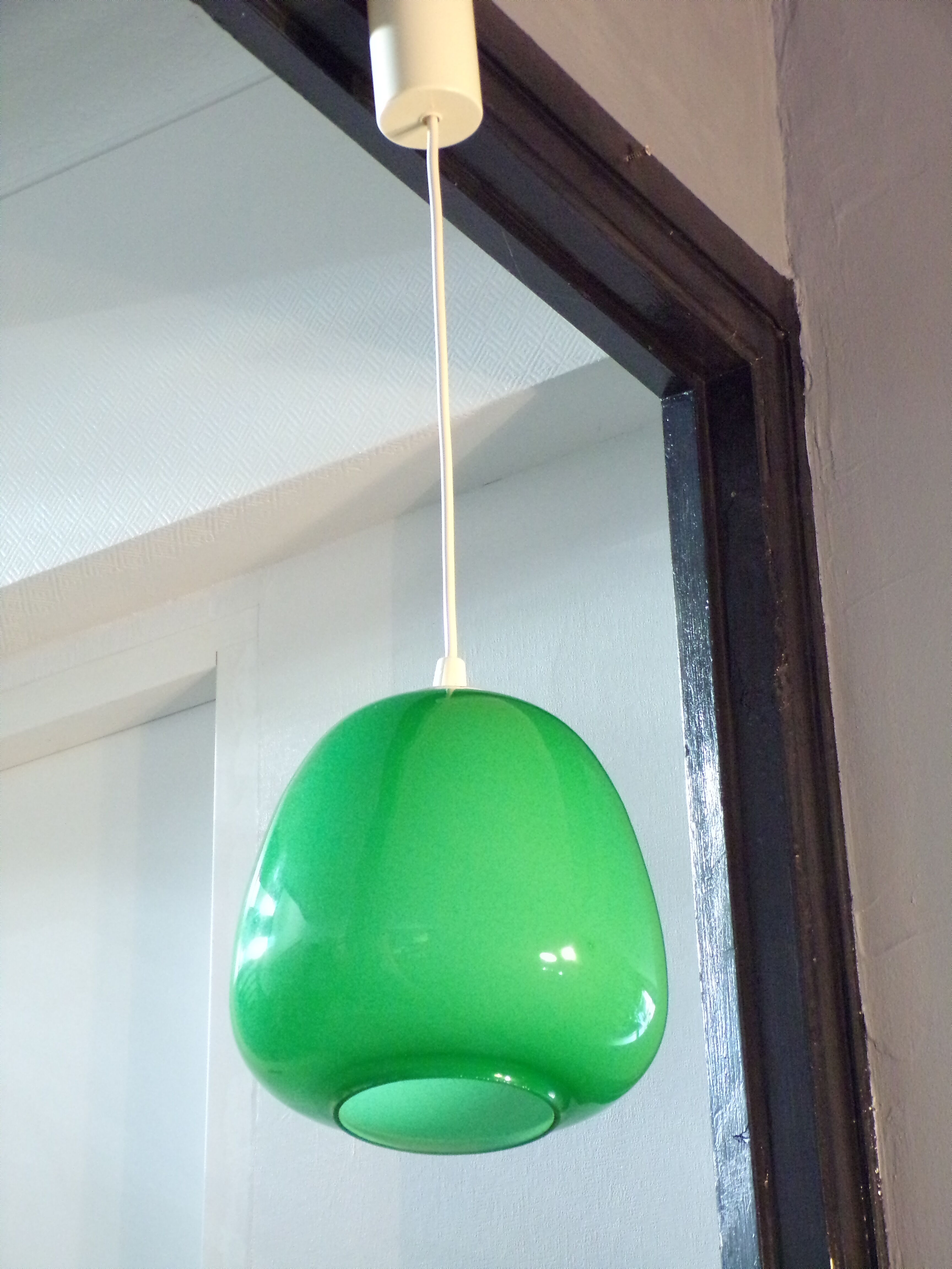 Suspension opaline verte 1970