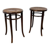 Ensemble de 2 tabourets anciens Thonet en bois cintré avec sièges en osier.