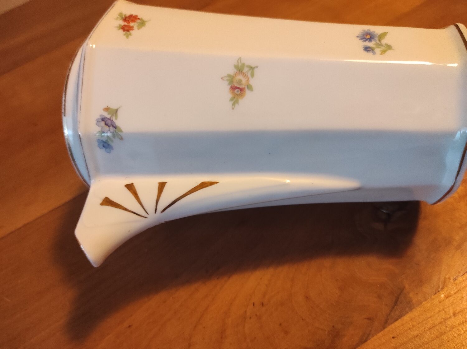 Coffee maker with floral decoration