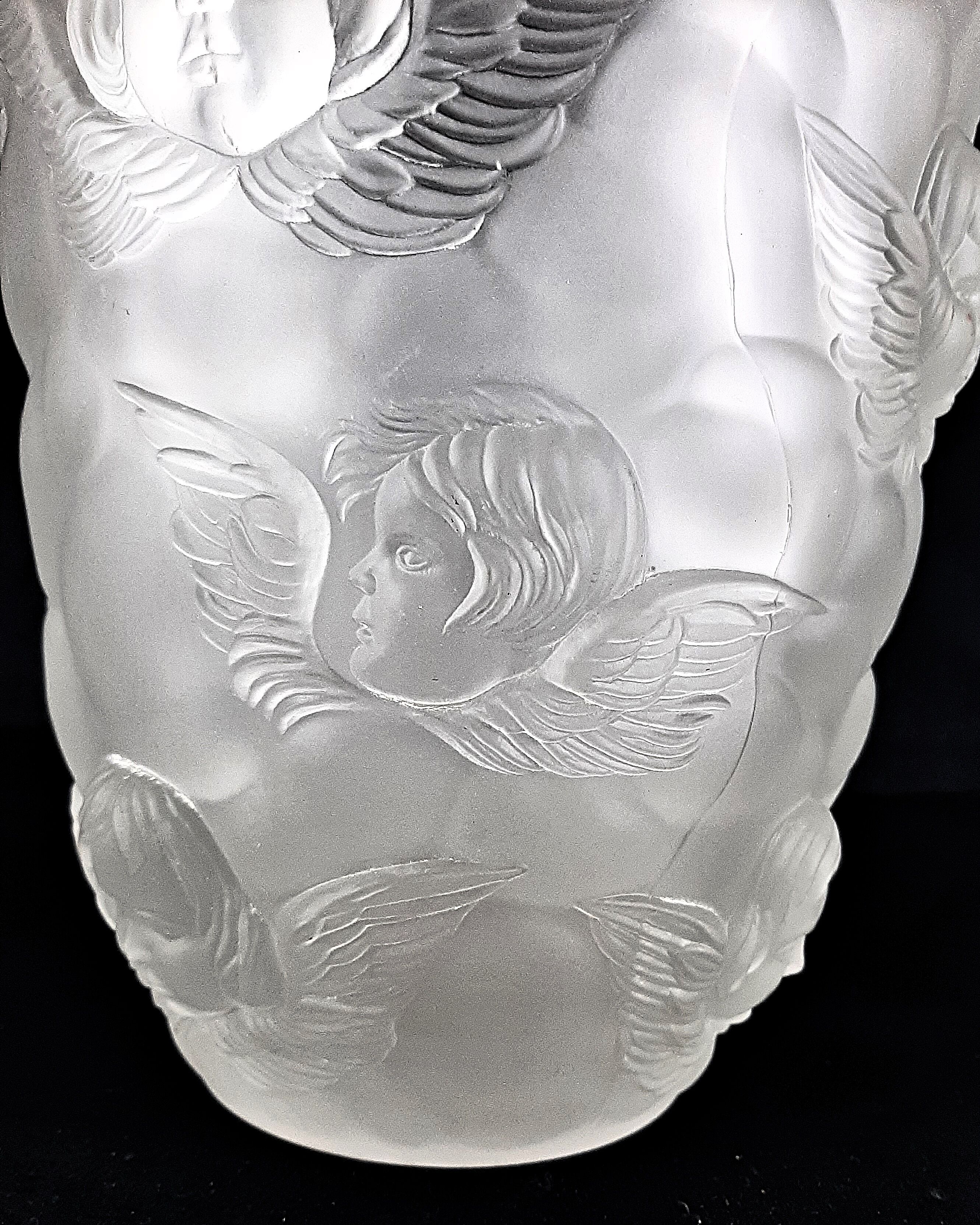 Vase "Cherubs" vintage glass pressed