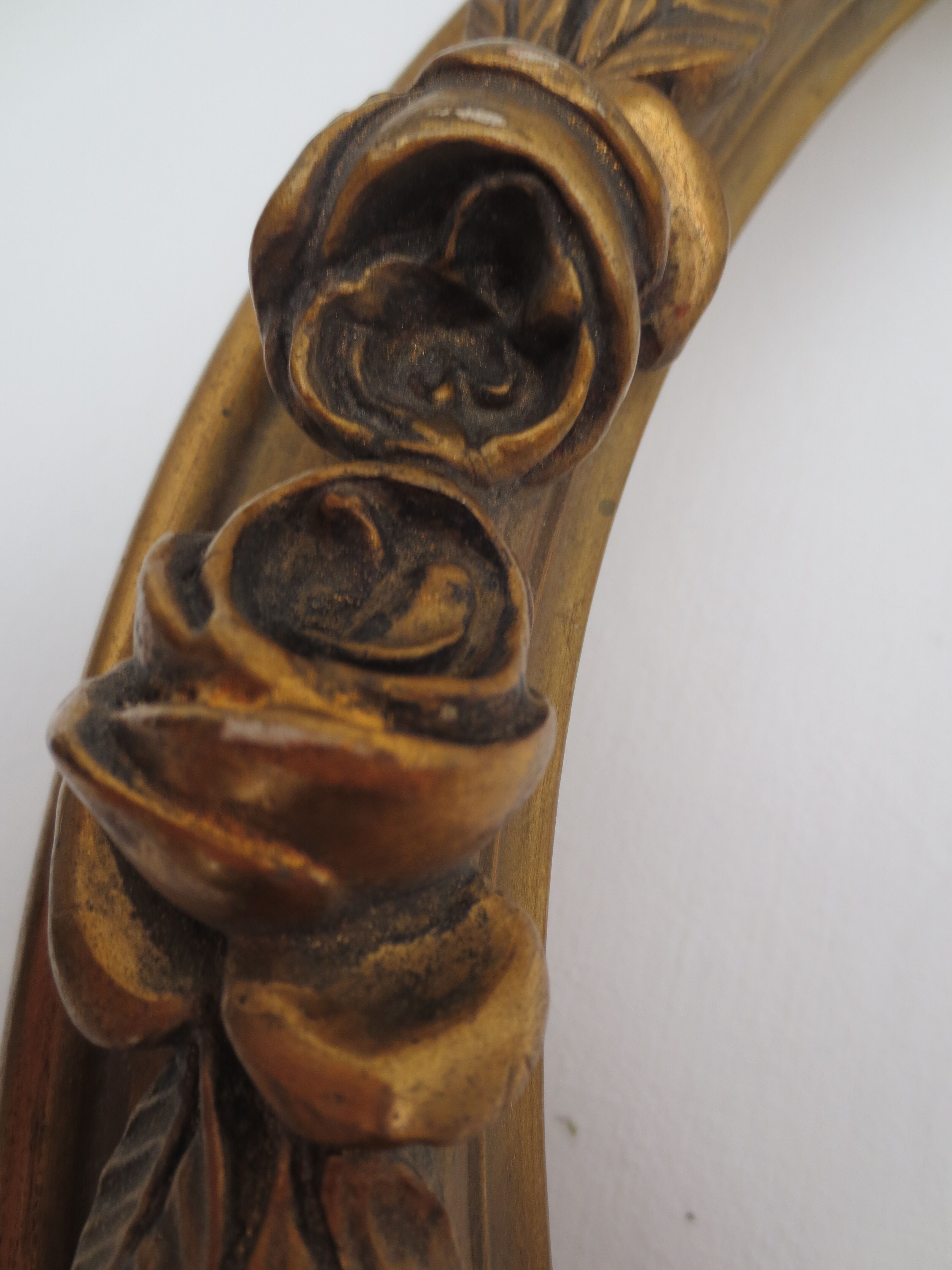 Old oval wooden frame, featuring 8 stucco roses