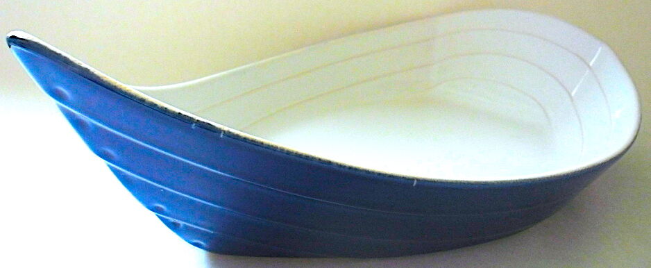 Breton earthenware dish, by the Appolia workshop in Languidic, forming the hull of a boat