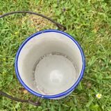 Pot à lait ancien en tôle émaillée