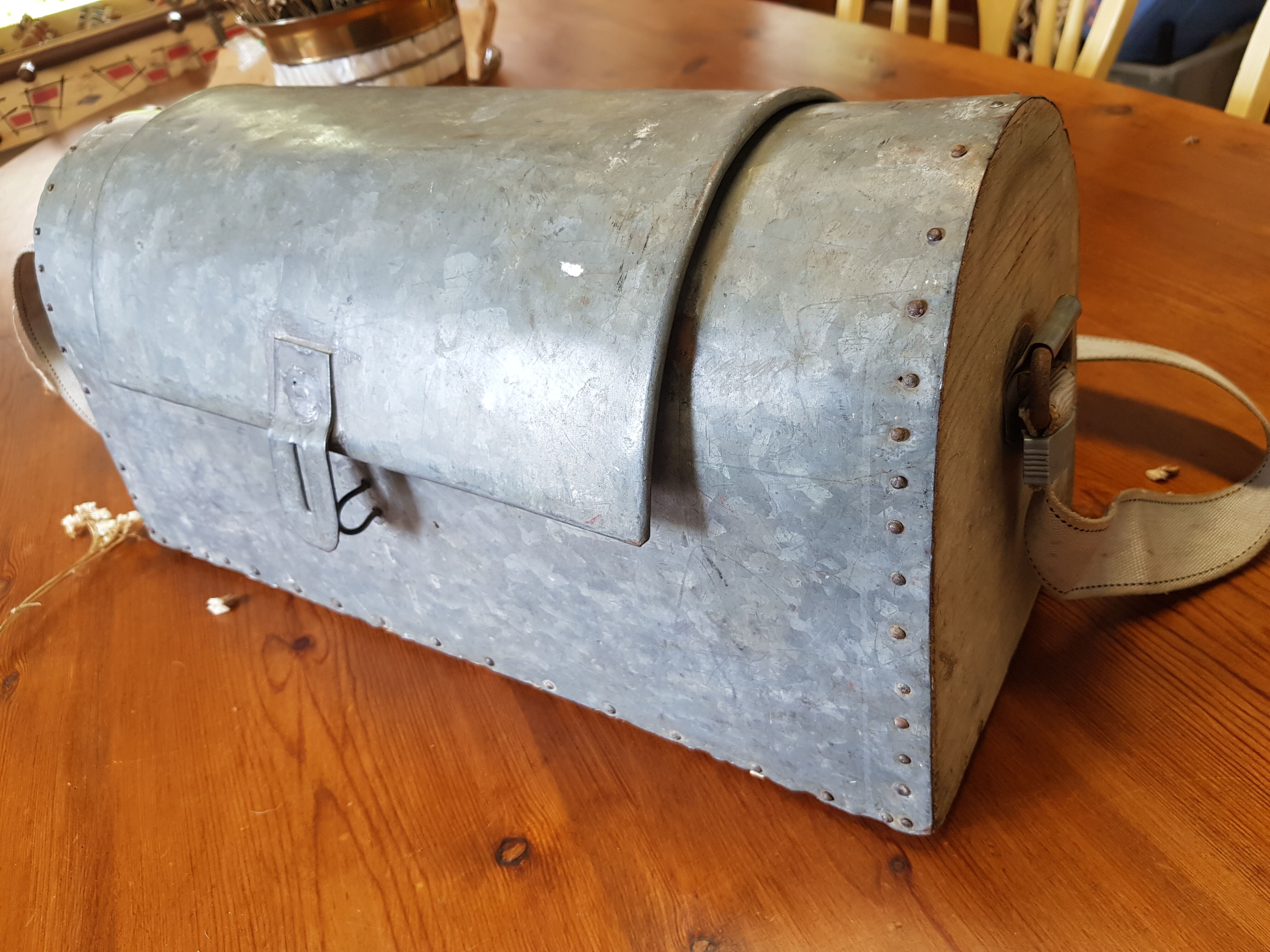Caisse d'ouvrier ancienne zinc