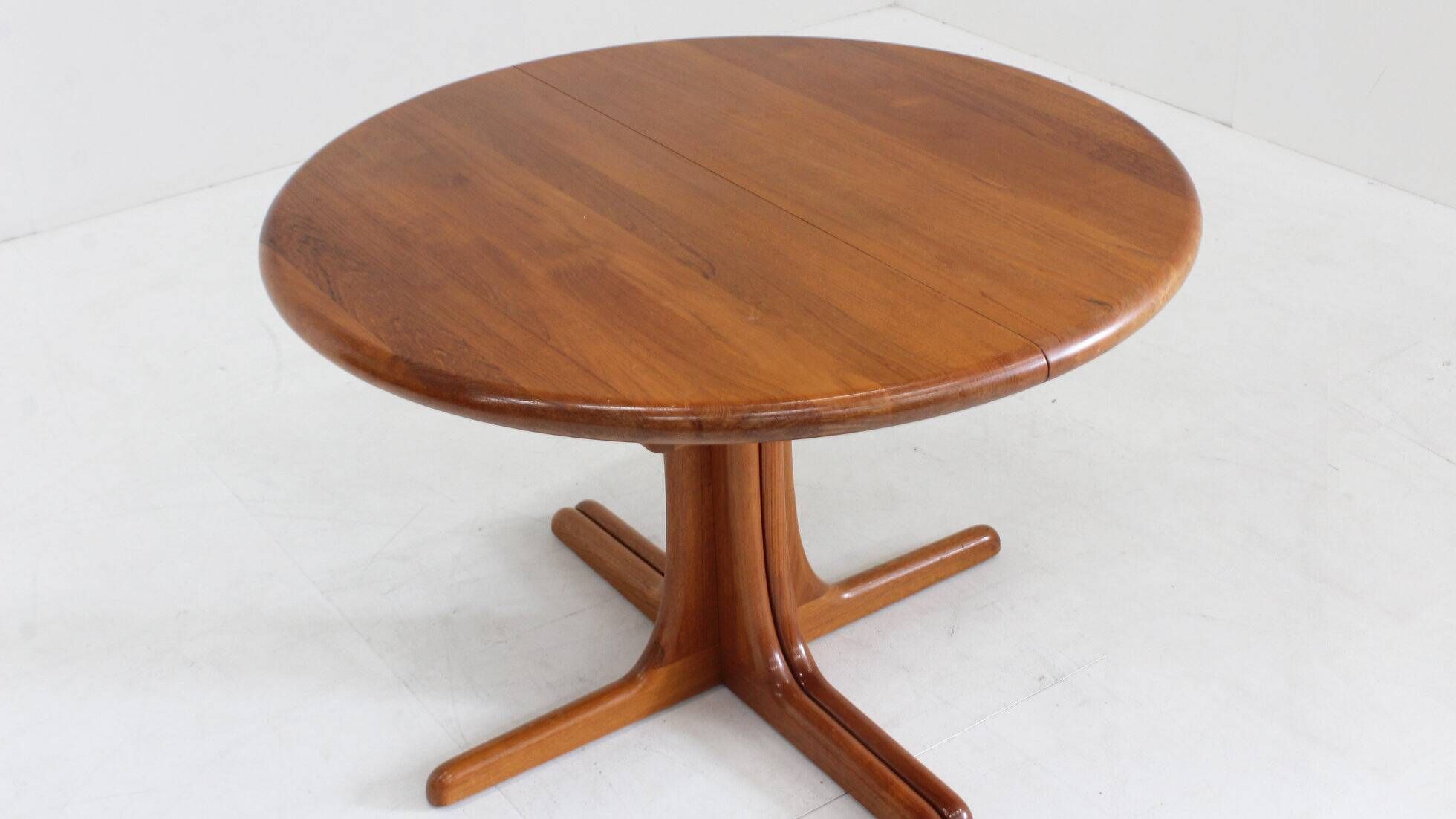Table à manger ronde extensible vintage en teck massif des années 1960.