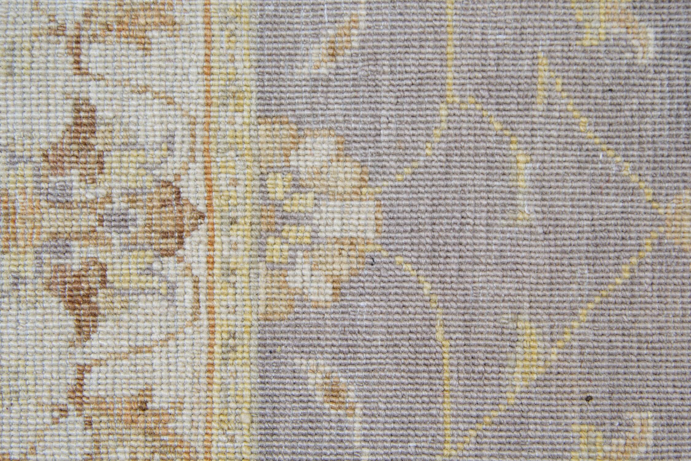 Tapis de couloir en laine grise, motif floral Ziegler fait main